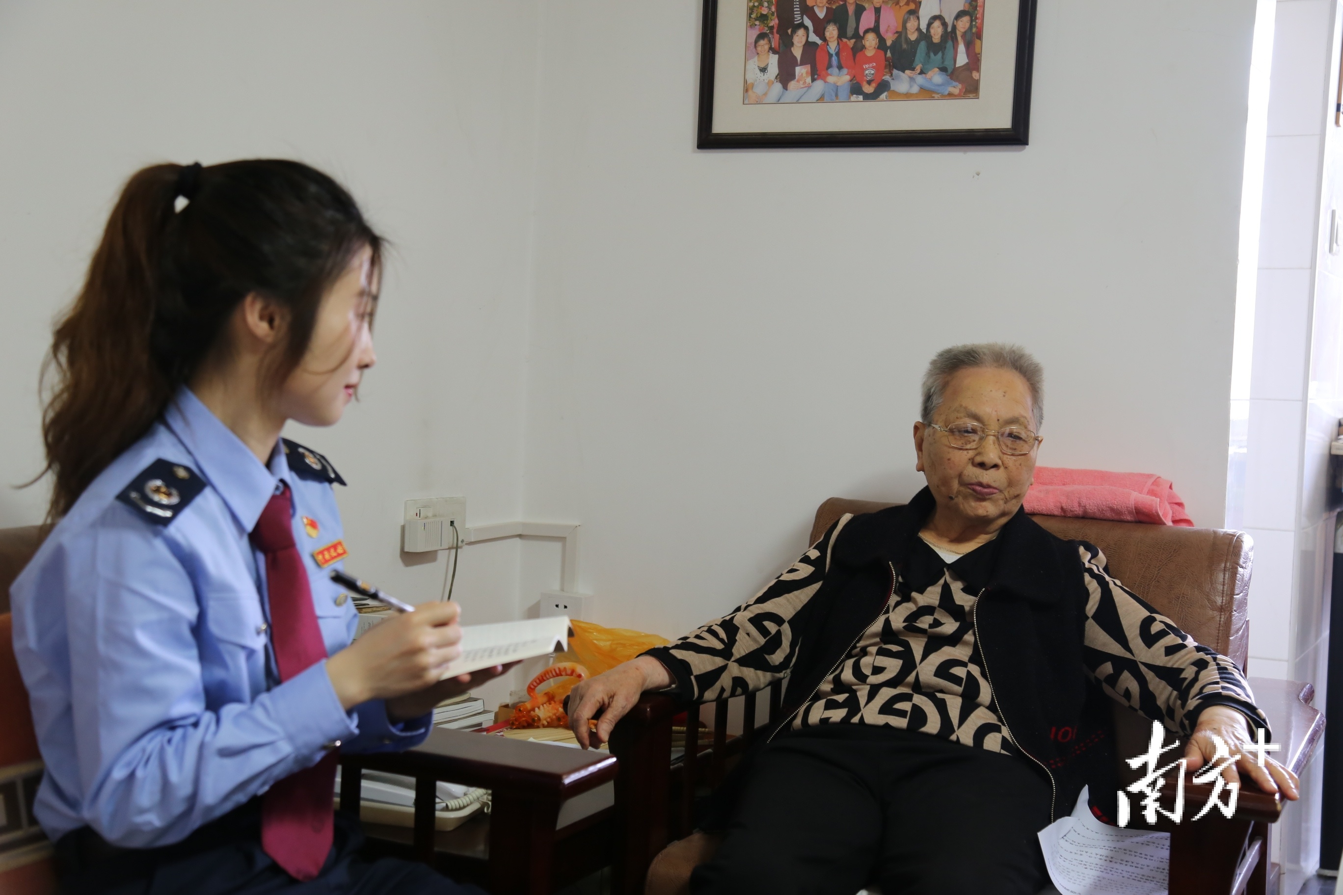 赖英向青年干部讲述那些年的党史税事。