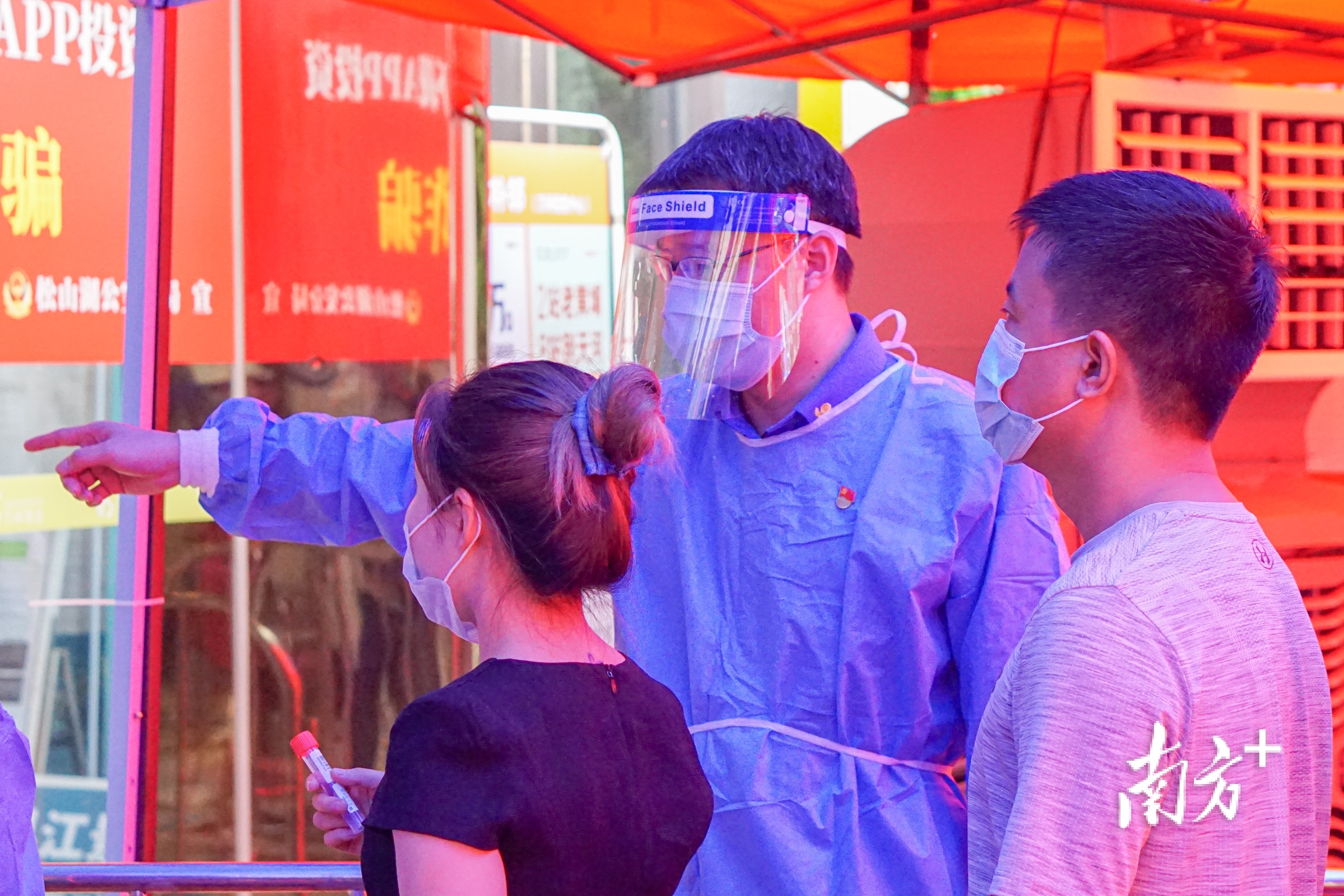 松山湖城管分局卢东建归队后赴一线支援核酸检测工作。刘慧茹摄 松山湖城管分局卢东建归队后赴一线支援核酸检测工作。刘慧茹摄