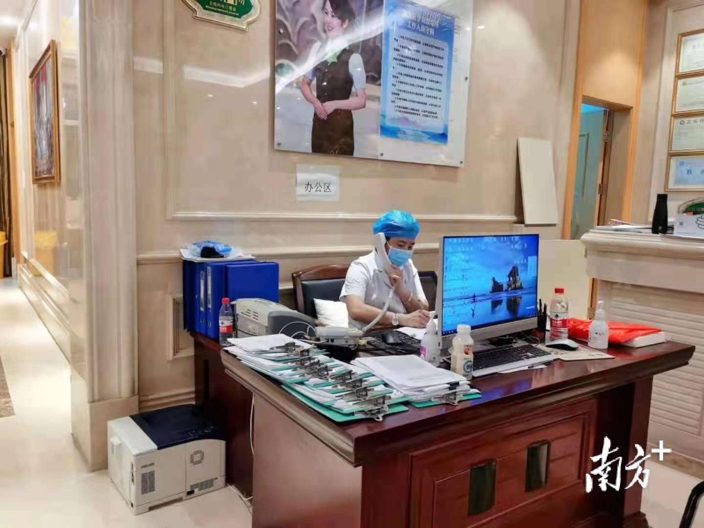 何春兰正在黄江集中隔离点办公区内接电话。受访者供图 何春兰正在黄江集中隔离点办公区内接电话。受访者供图