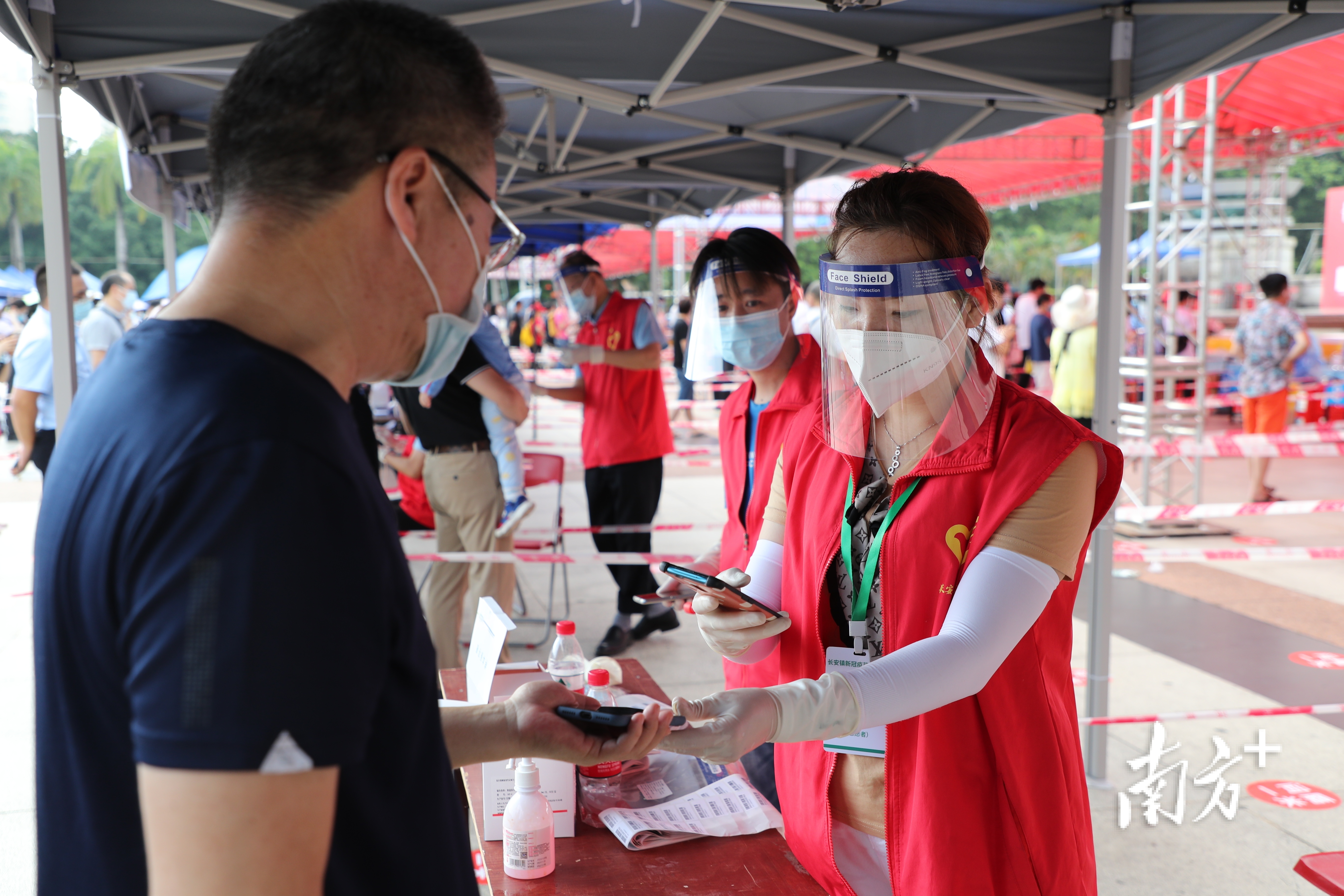 长安400名党员干部闻令而动,毫不犹豫加入到核酸检测服务当中。麦伟强摄 长安400名党员干部闻令而动,毫不犹豫加入到核酸检测服务当中。麦伟强摄