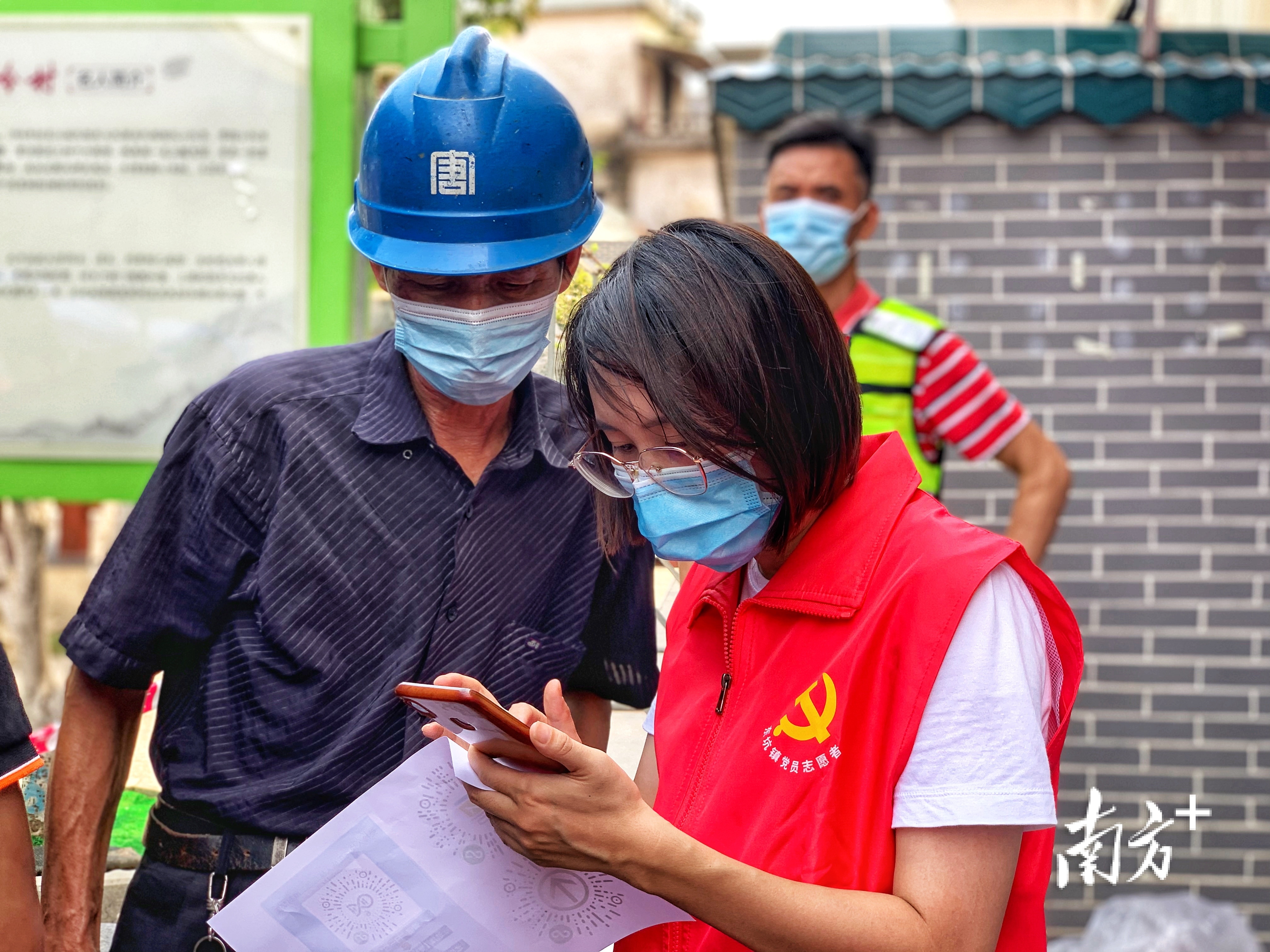 东坑镇党员志愿者帮助市民填写核酸采集信息。受访单位供图 东坑镇党员志愿者帮助市民填写核酸采集信息。受访单位供图