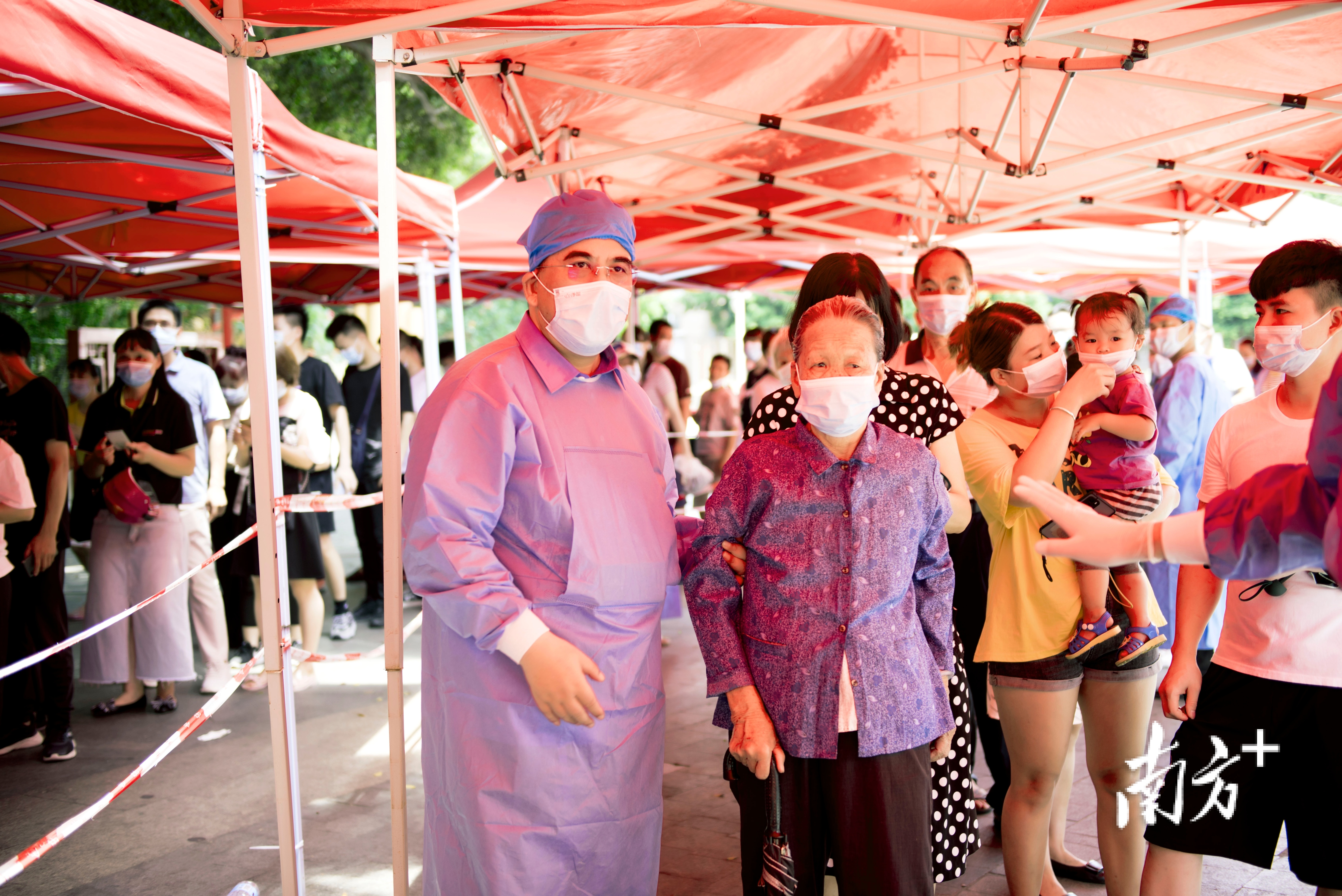 莞城工商联（商会）党员帮扶老人进行核酸采集。 孙俊杰摄