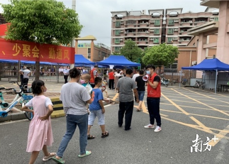 市水务集团机关第一党支部党员钱泽彬成为核酸检测队伍的党员志愿者。