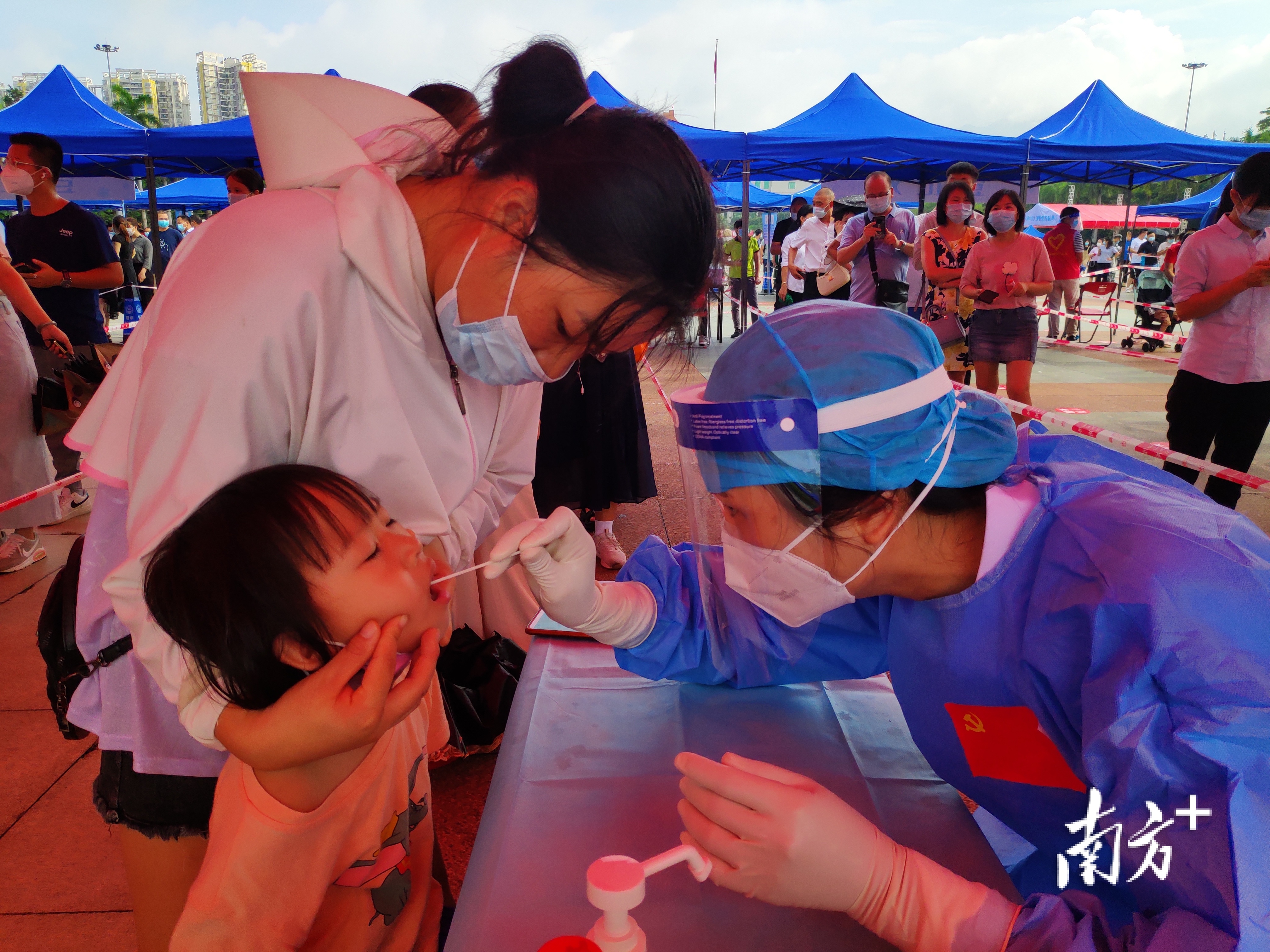 在长安镇中心大规模核酸检测点,党员医务人员积极参与到核酸检测任务中。受访单位供图 在长安镇中心大规模核酸检测点,党员医务人员积极参与到核酸检测任务中。受访单位供图