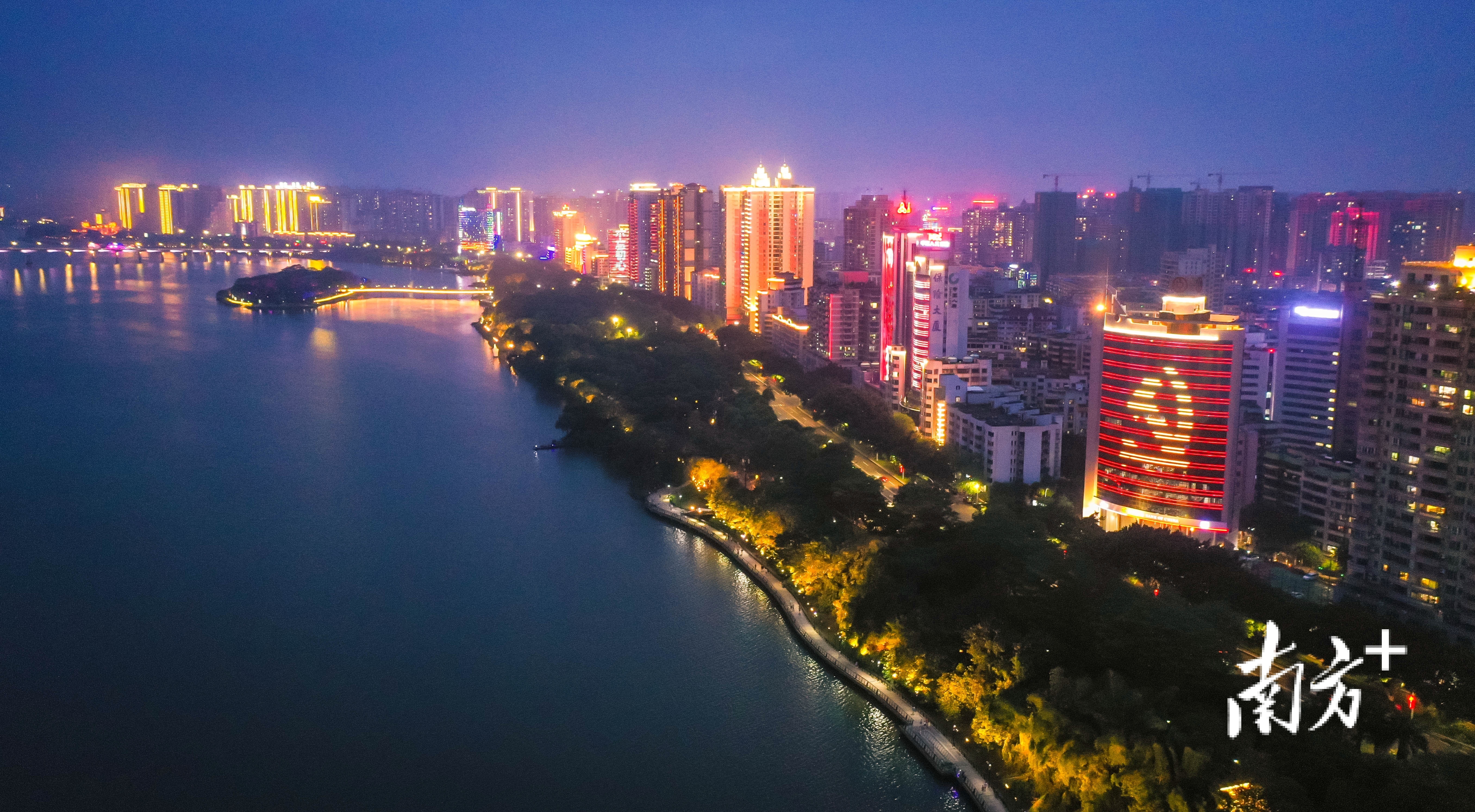 6月17日至7月17日,每天晚上19:00-22:00,清远北江两岸主要楼栋滚动播放“热烈庆祝中国共产党成立100周年”“不忘初心、牢记使命”标语。 记者 曾亮超 摄 6月17日至7月17日,每天晚上19:00-22:00,清远北江两岸主要楼栋滚动播放“热烈庆祝中国共产党成立100周年”“不忘初心、牢记使命”标语。 记者 曾亮超 摄