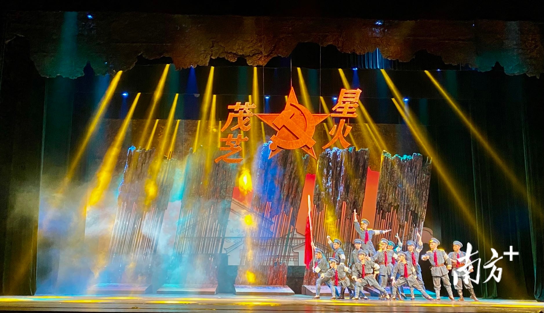 6月29日晚，现代潮剧《茂芝·星火》于潮州文化艺术中心大剧院首次演出。 肖燕菁 摄