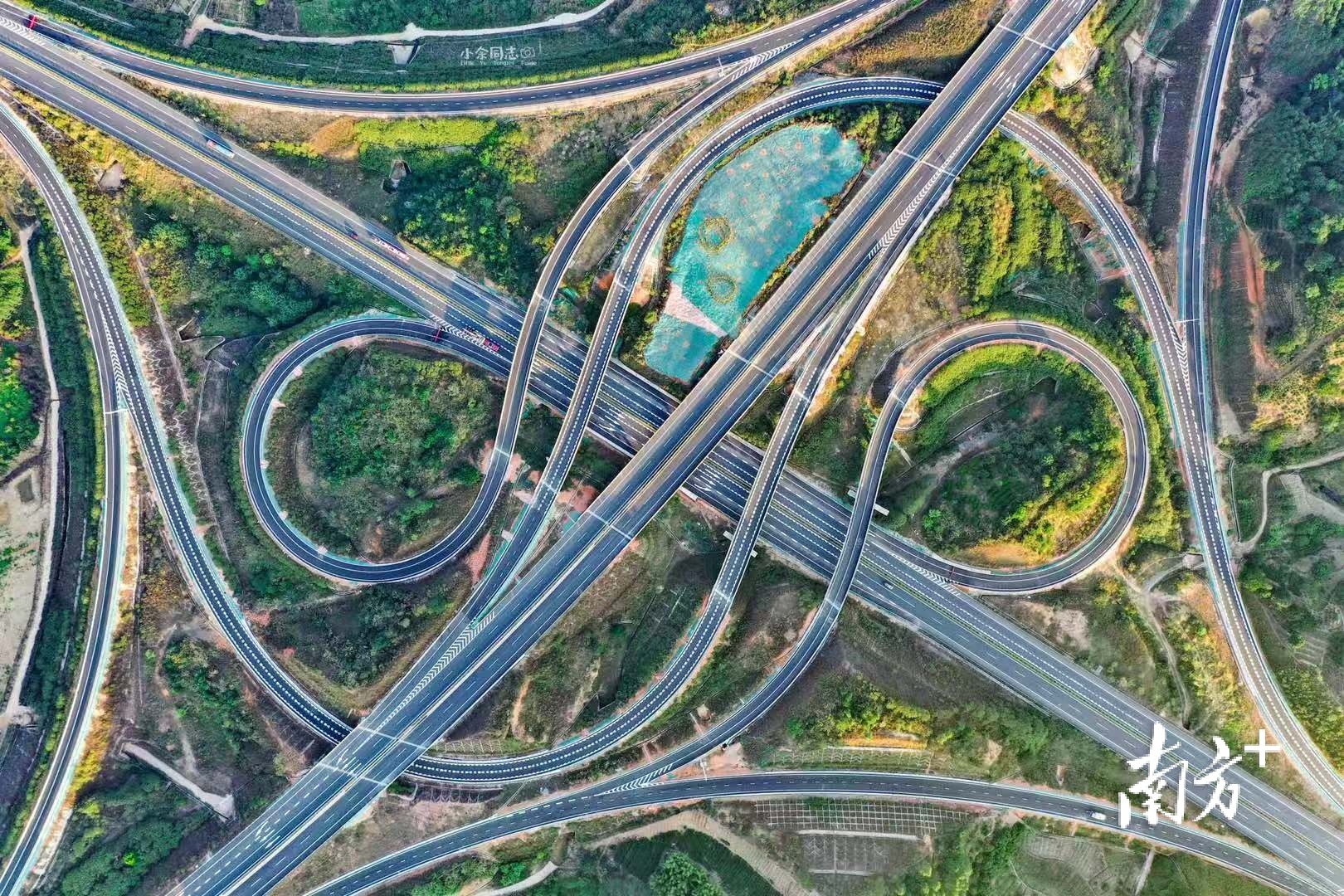 大潮高速完善了潮州高速公路路网布局，实现交通扩网提速和互联互通，扩大潮州港辐射范围。余秋松 摄