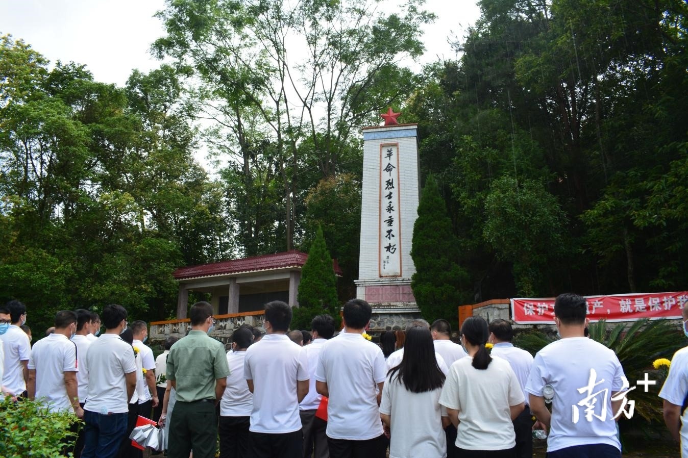 缅怀革命先烈。 缅怀革命先烈。