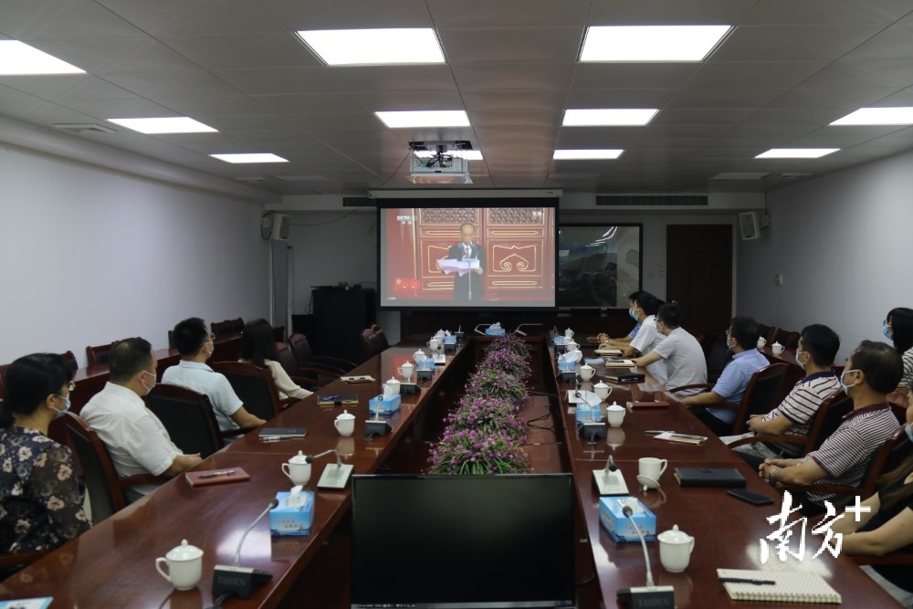 各部门、各单位认真组织收听收看大会直播。