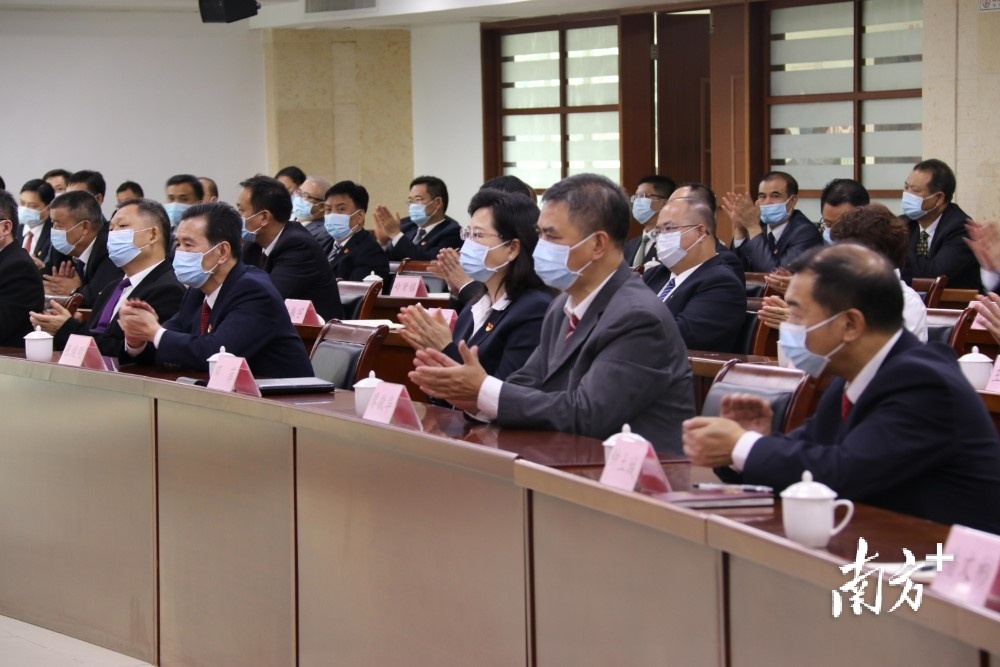 阳山县四套班子认真收听收看大会直播。