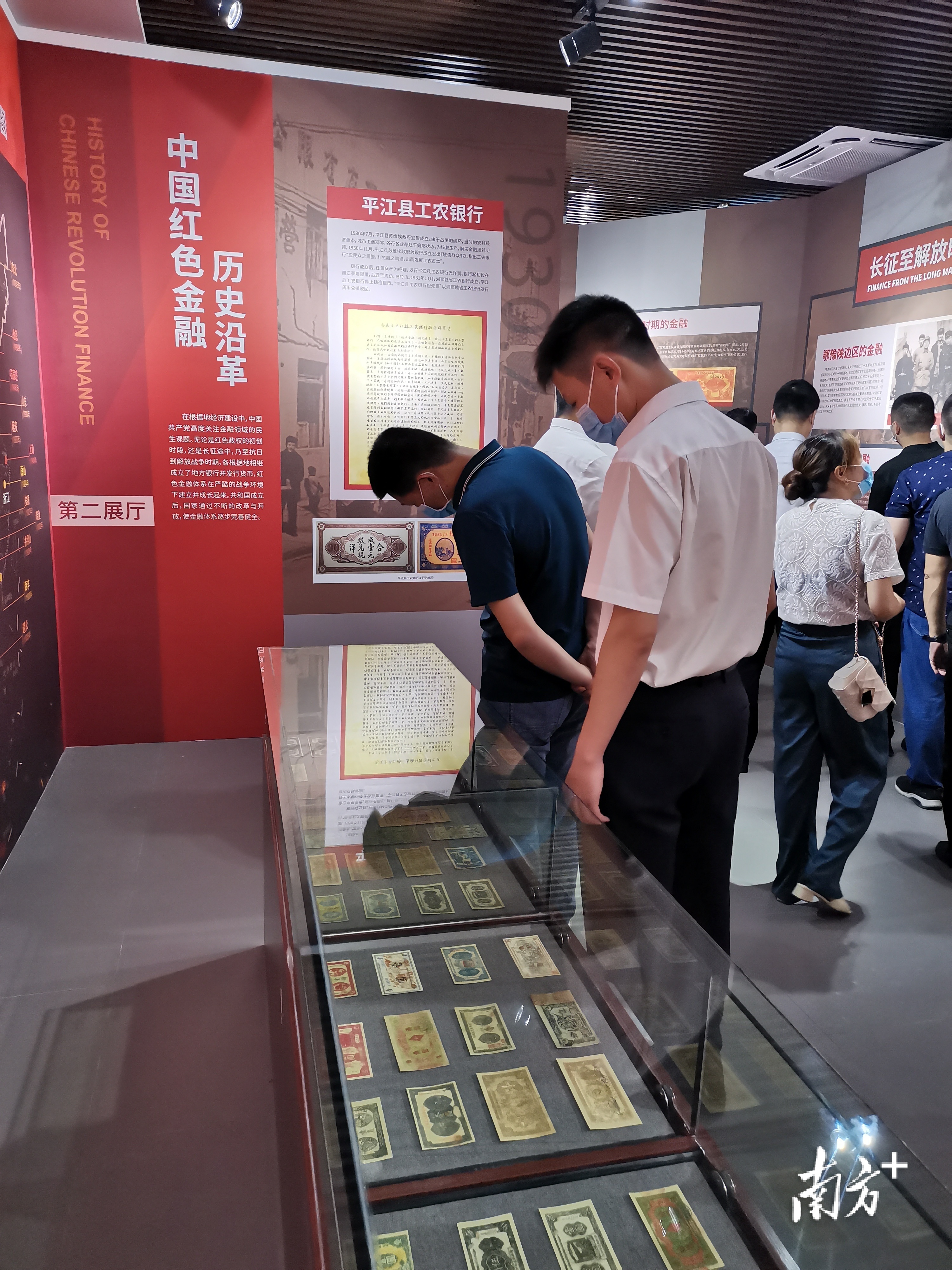 市民参观展览。