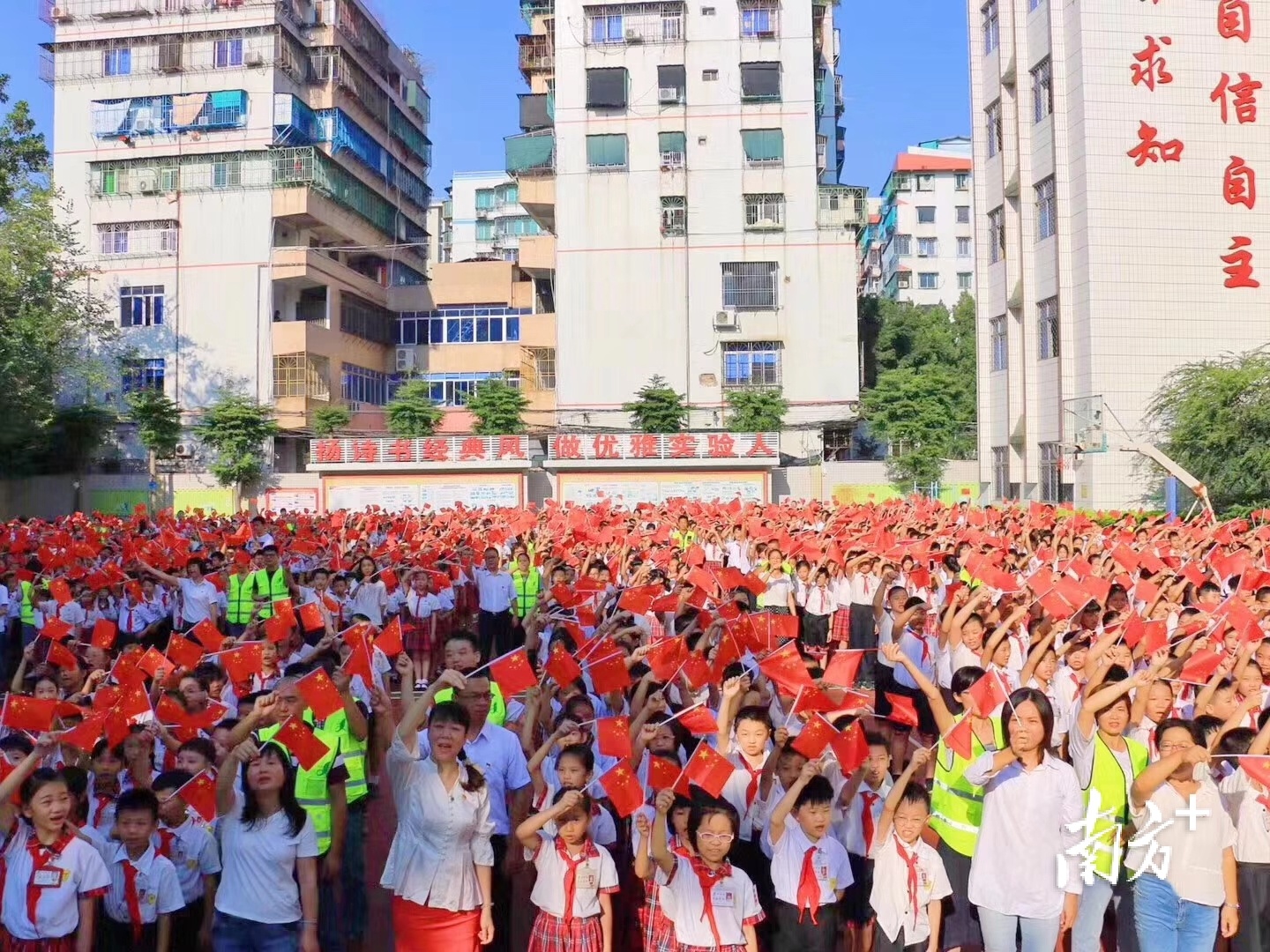 湘桥区实验学校注重党建引领特色办学。图为全校师生在操场上同唱红色经典歌曲。
