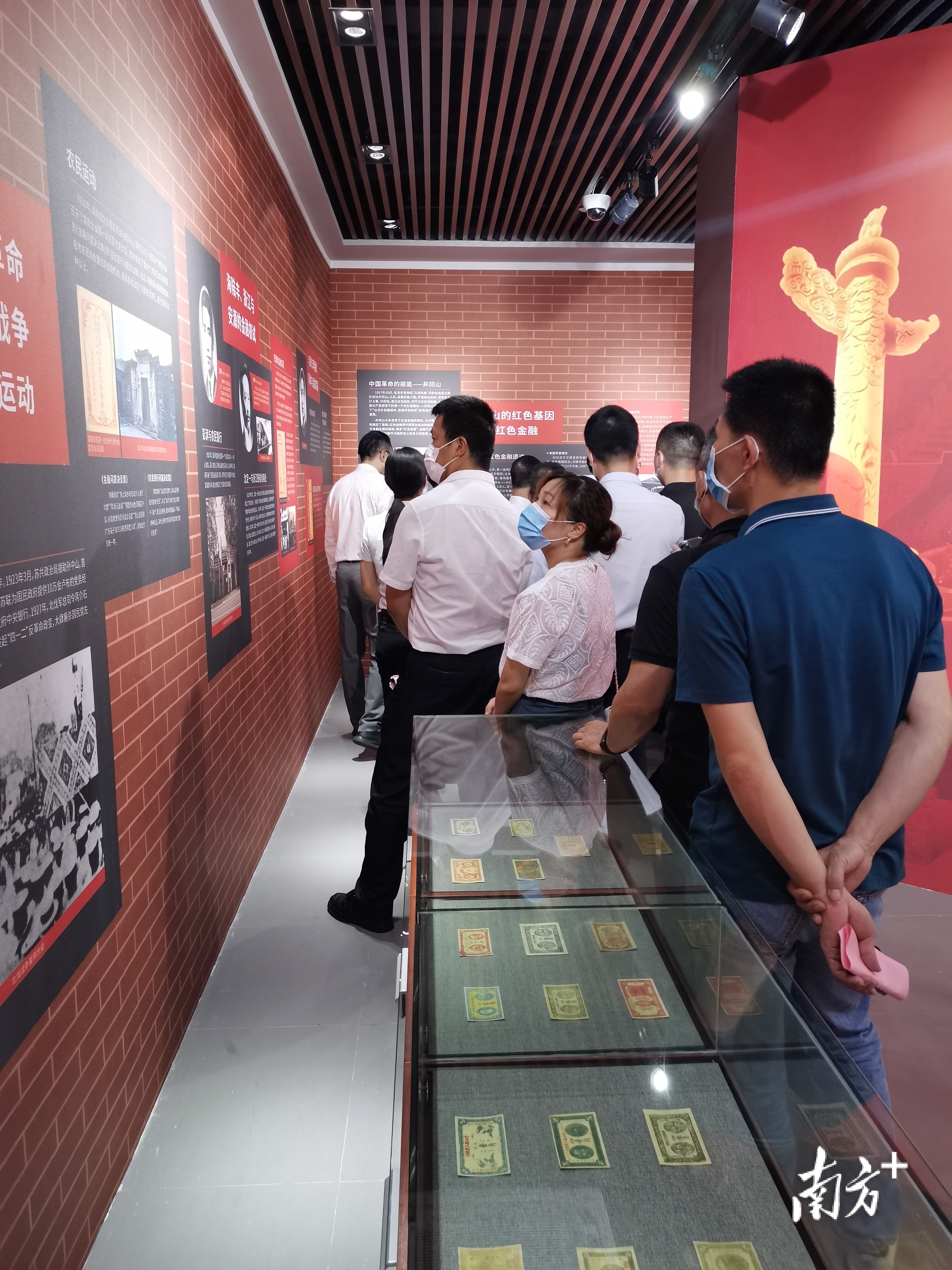 市民参观展览。