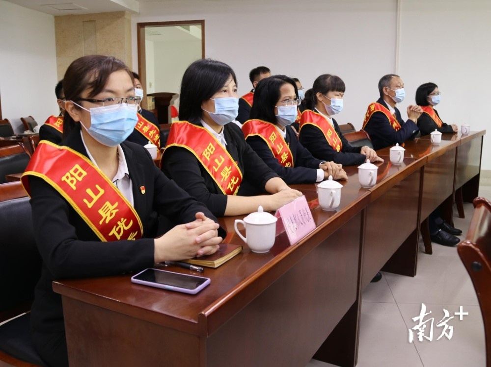 阳山县“两优一先”受表彰人员代表观看大会直播。