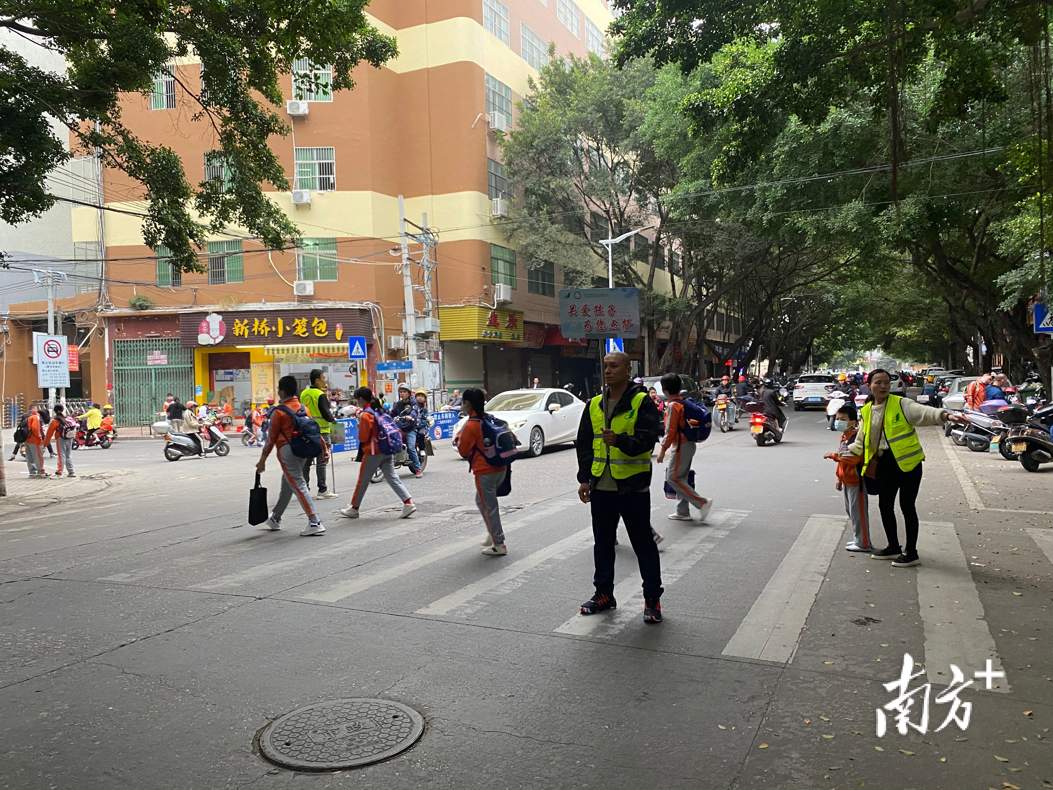 雅实爱心志愿者服务队执勤保障学校门口道路通畅。