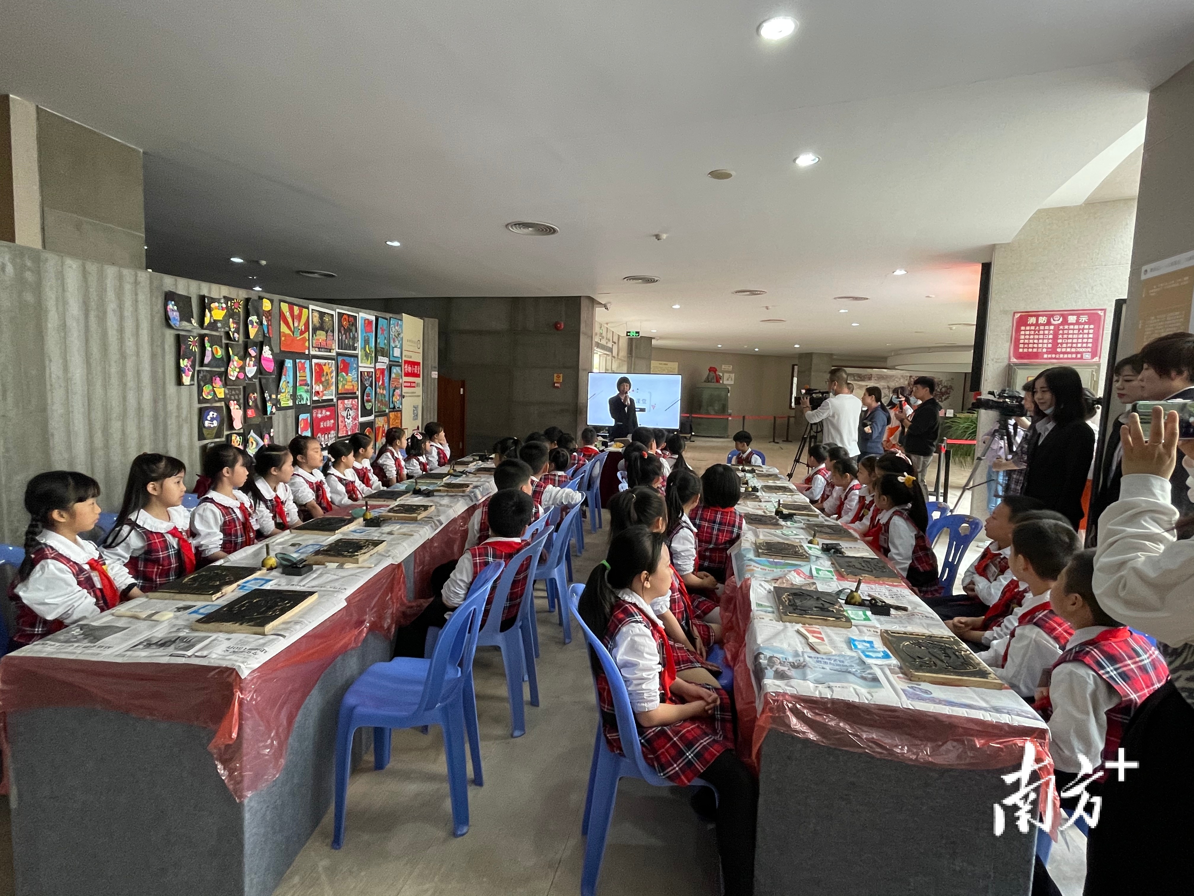 湘桥区实验学校学生参加潮州市博物馆研墨拓片研学活动。