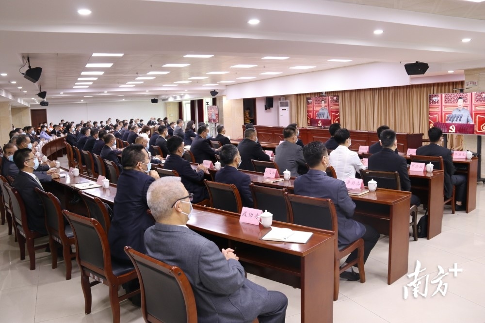 认真聆听习近平总书记在庆祝大会上的重要讲话。