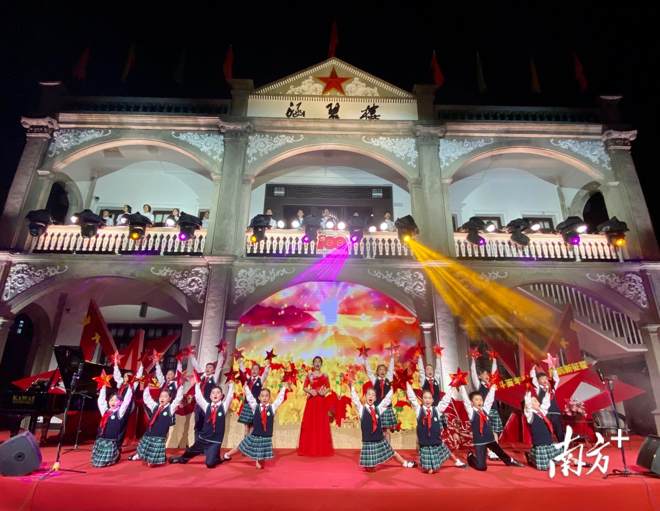 湘桥区昌黎路小学合唱团与七聲藝坊青年合唱团共同演绎《在灿烂阳光下》。