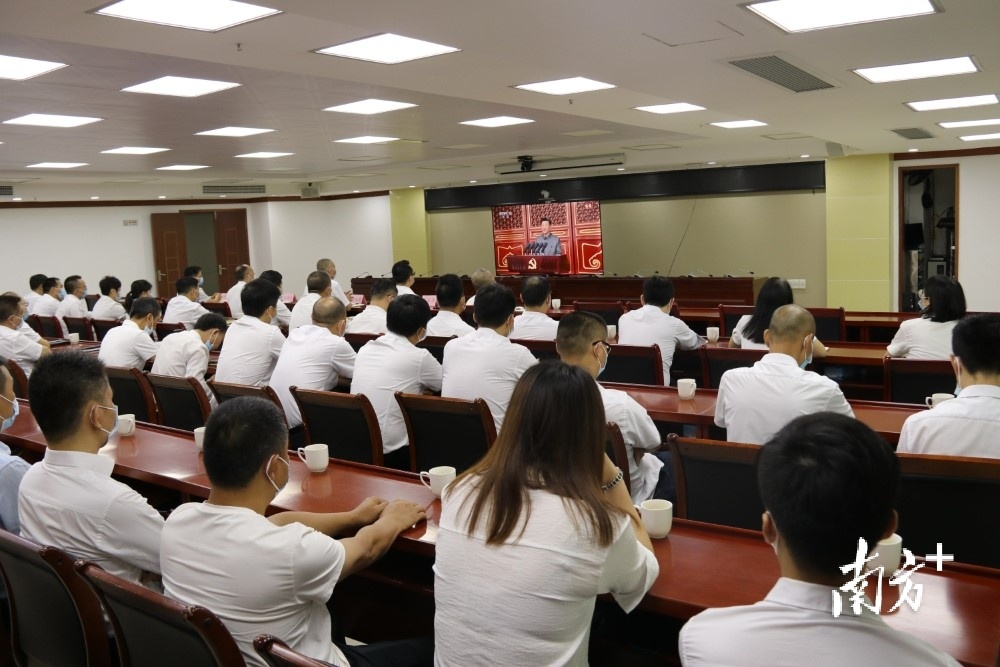 阳山县纪检监察机关组织收听收看大会直播。