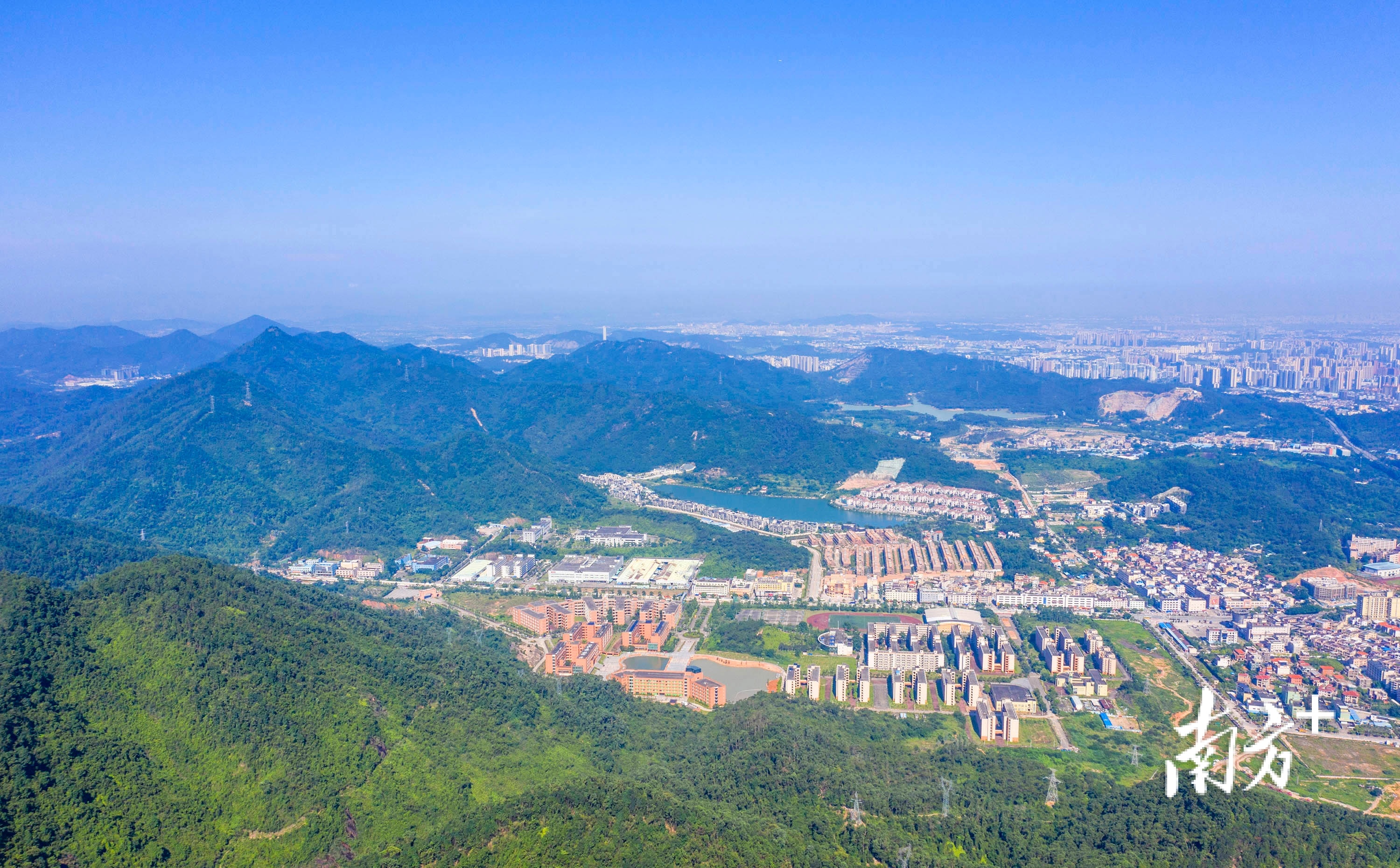 从卫星云图俯瞰中山,城市建成区的繁华中,五桂山的