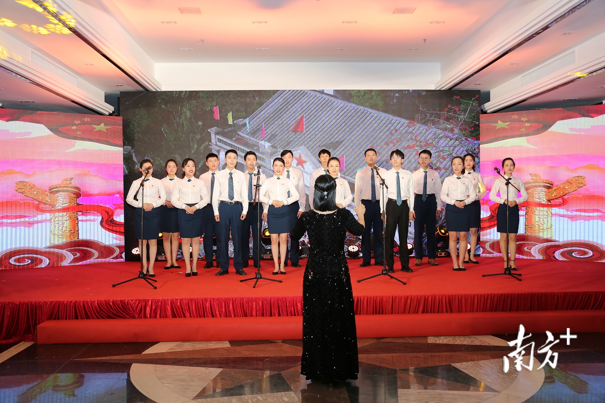 潮州农商银行小组唱《走向复兴》，庆祝建党100周年。