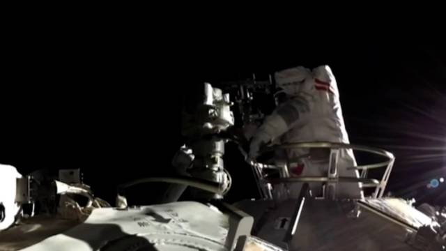 南方视频 | “外边太漂亮了！”神舟十二号两名航天员成功出舱！