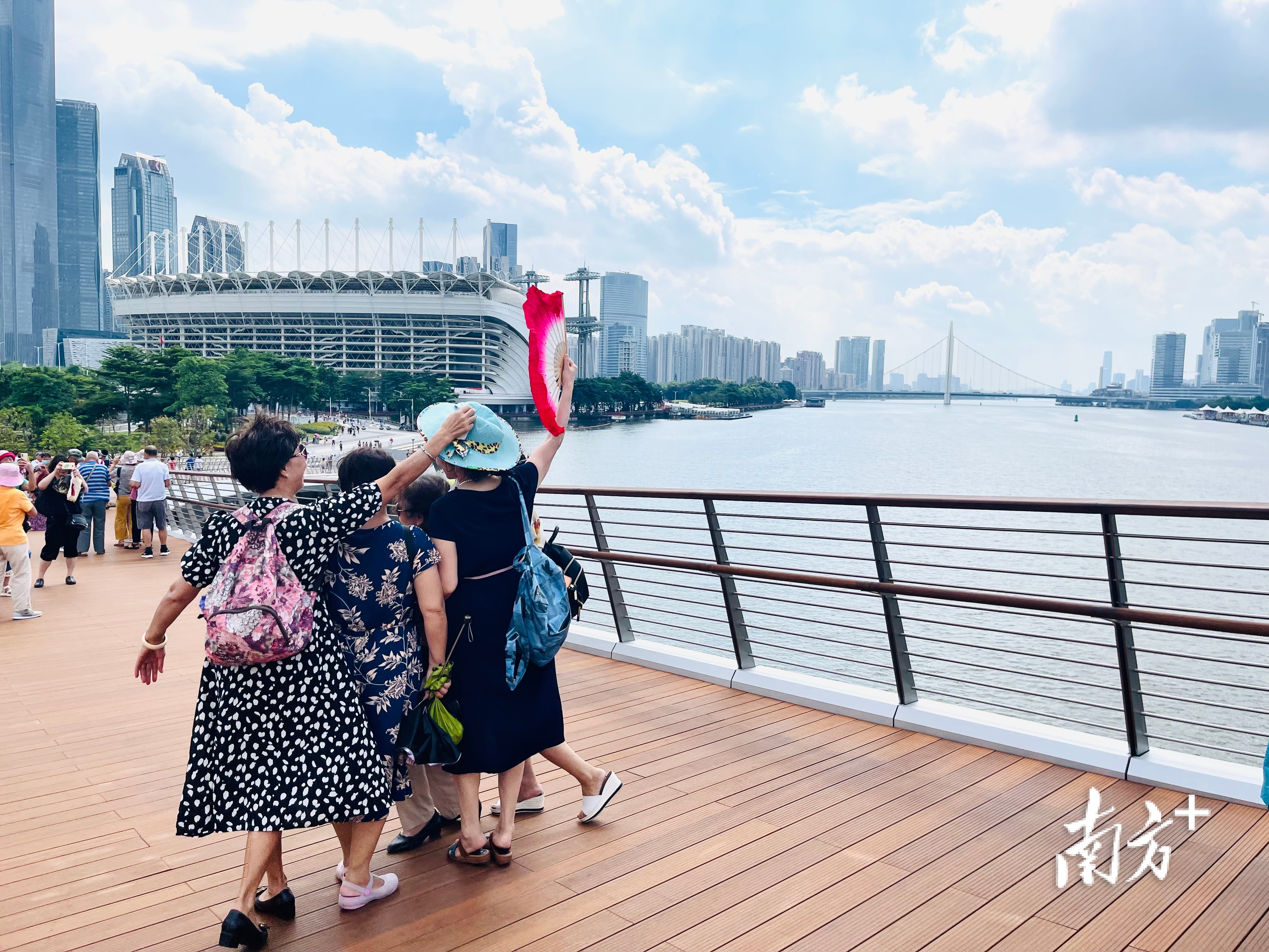 6月26日晚上，广州珠江两岸上演了一场为庆祝建党百年的“灯光秀”，刚开通的珠江首座人行桥“海心桥”被灯光映照得火红绚丽，桥拱与拉索宛如一座巨大得竖琴仿佛在奏响火红得乐章。南方日报记者符超军 摄