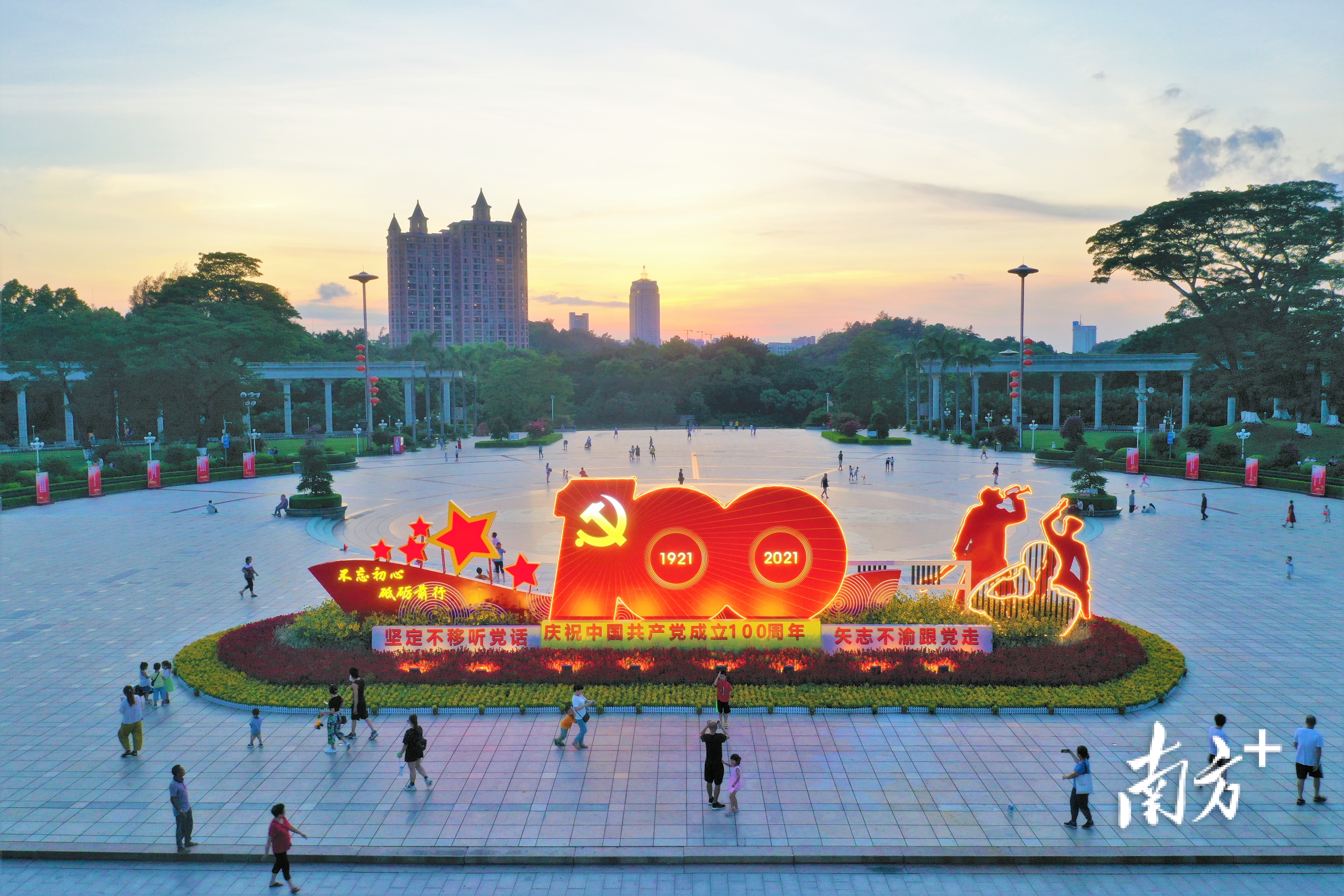 夜幕降临，东湖广场庆祝建党百年景观亮灯。