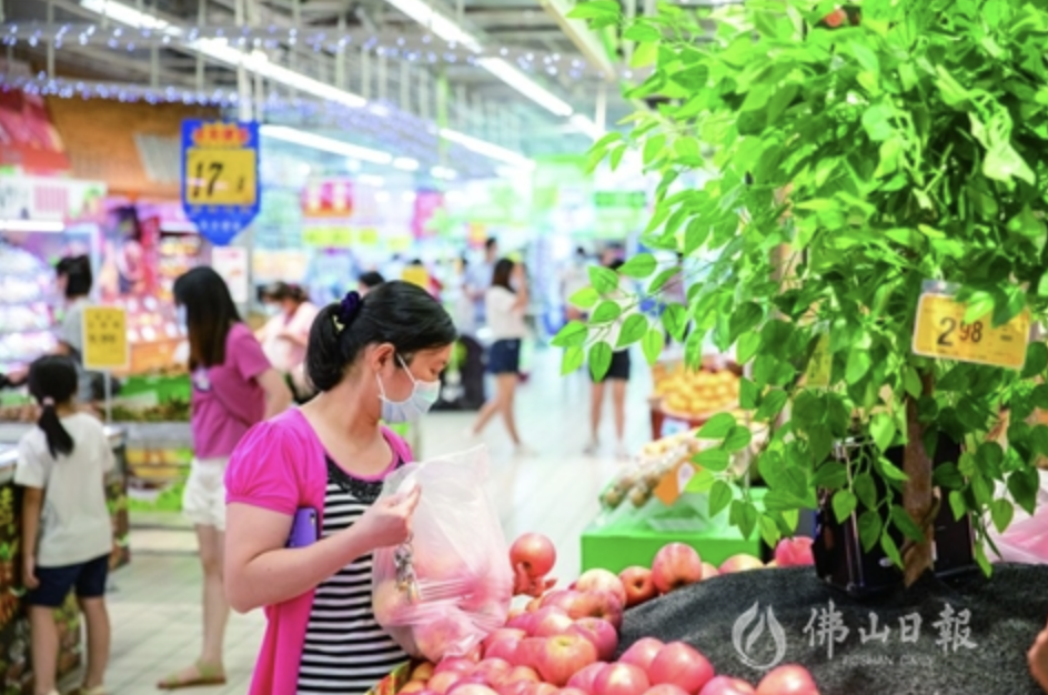 市民在超市挑选水果。