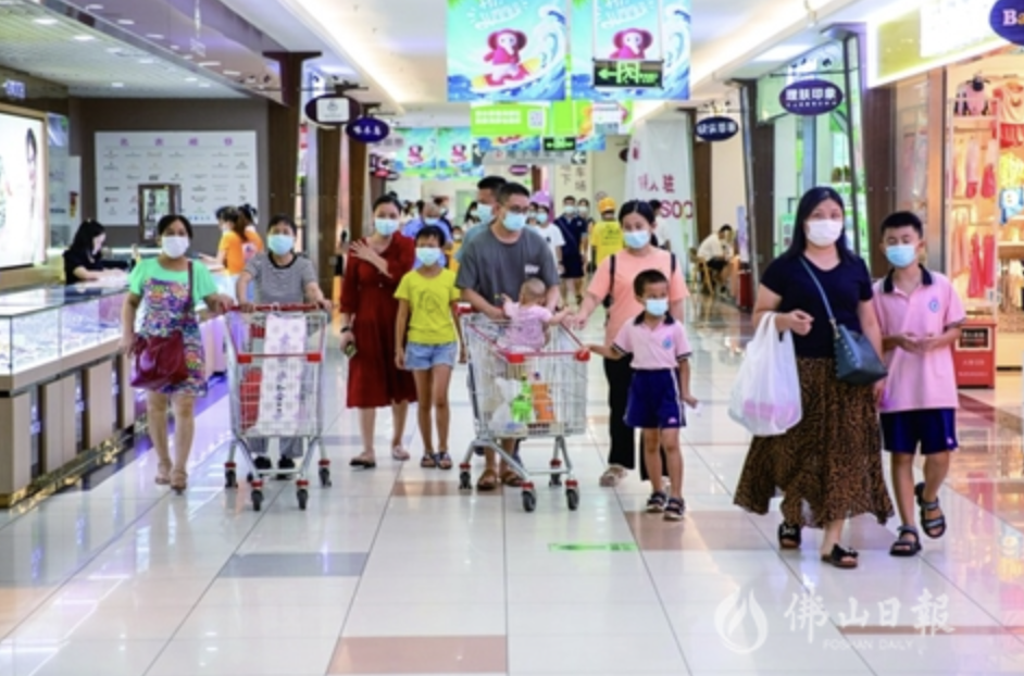高明中港城广场，市民满载而归。