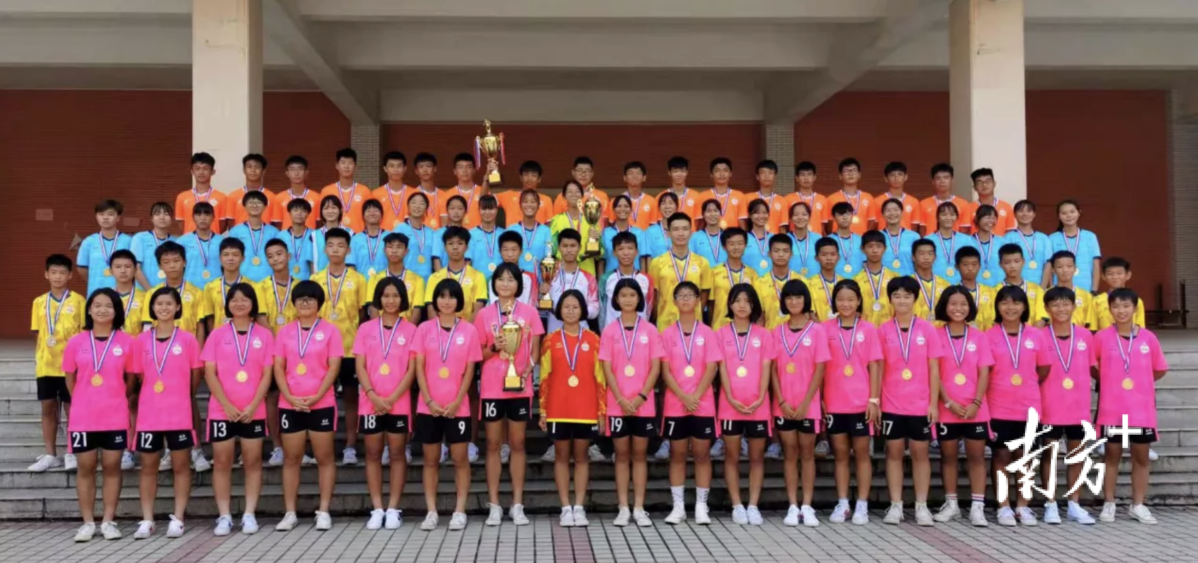 三水区华侨中学足球队大合照。 校方供图 三水区华侨中学足球队大合照。 校方供图