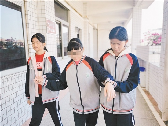 王燕媚（左）和严梓玲（右）是校园里行走的“活教材”。