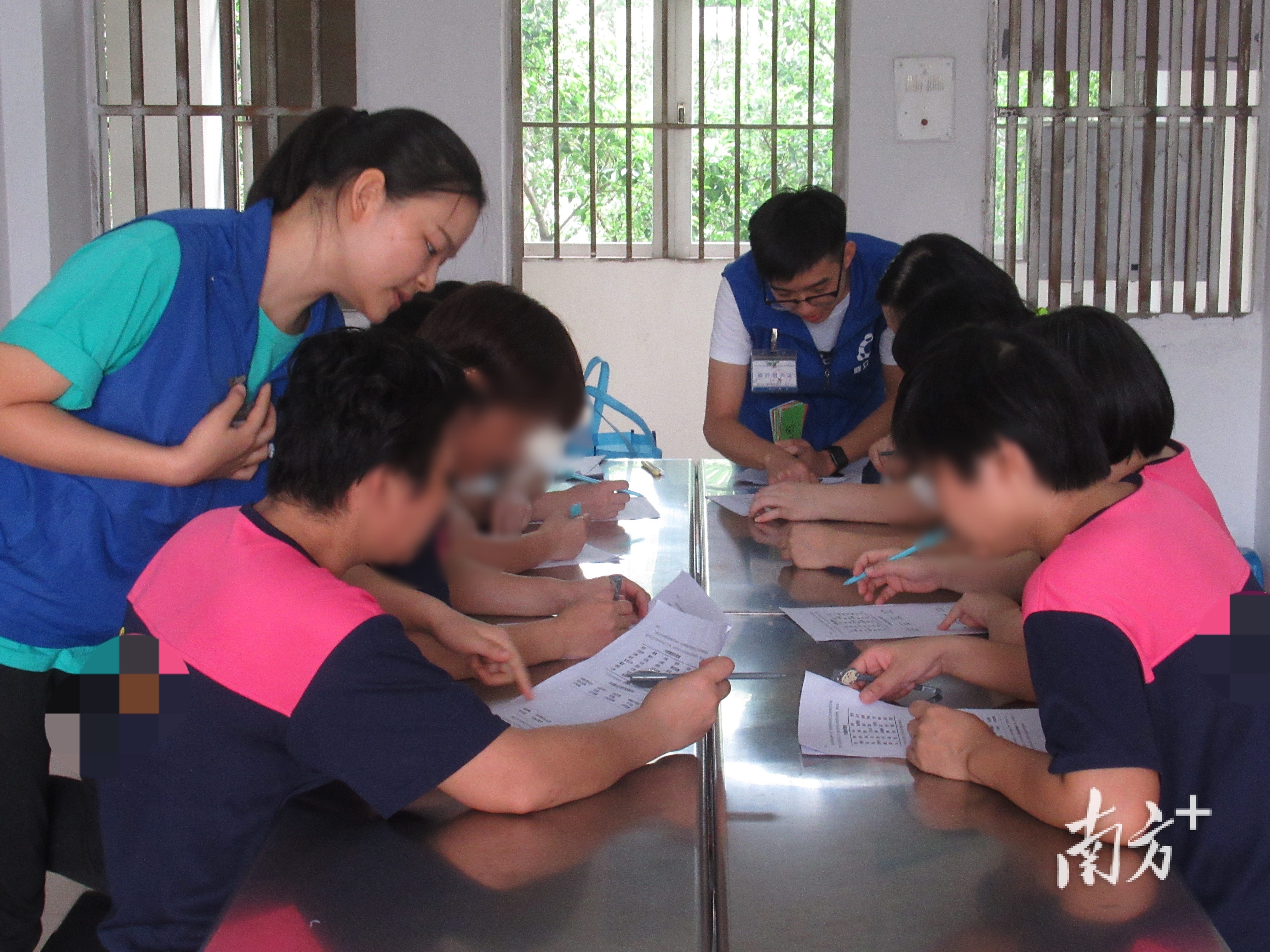 叶祖翔和志愿者同时在佛山强戒所内开展小组活动。叶祖翔供图。