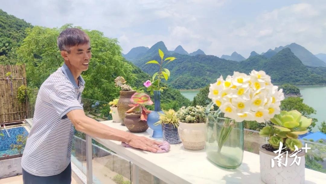 村民在民宿就近就业。通讯员供图