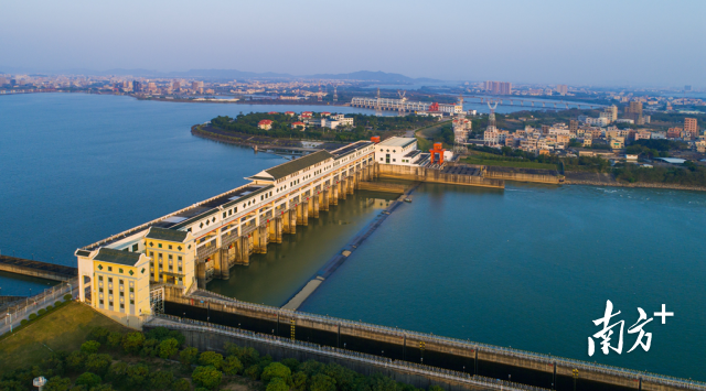 潮州供水枢纽工程是韩江干流上首个建成的大型水利枢纽，成为韩江下游及三角洲地区供水体系“龙头”。