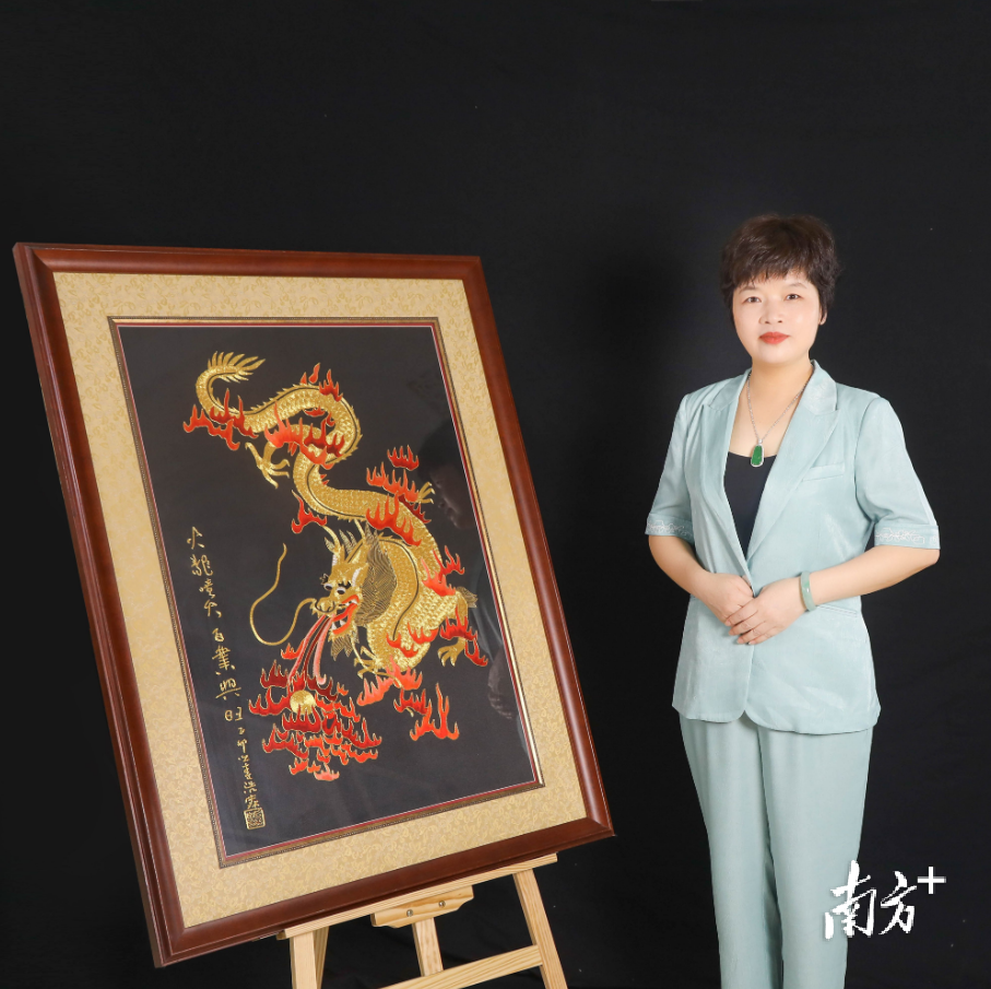 佘燕璇与潮绣作品。受访者供图
