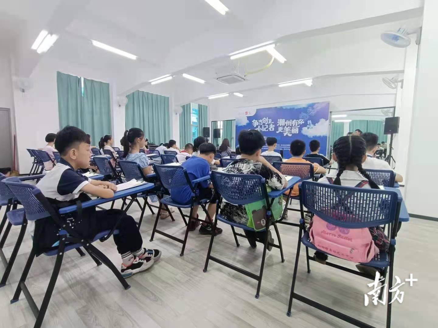 活动现场,准小记者们不仅分享了参加此次活动以来的感悟与经历,还在纸上写下了以创卫为主题的文章。