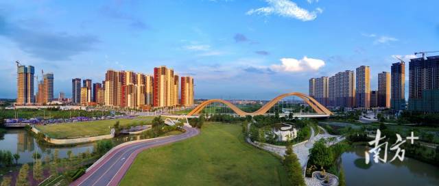 三水新城地标彩虹桥。李东 摄