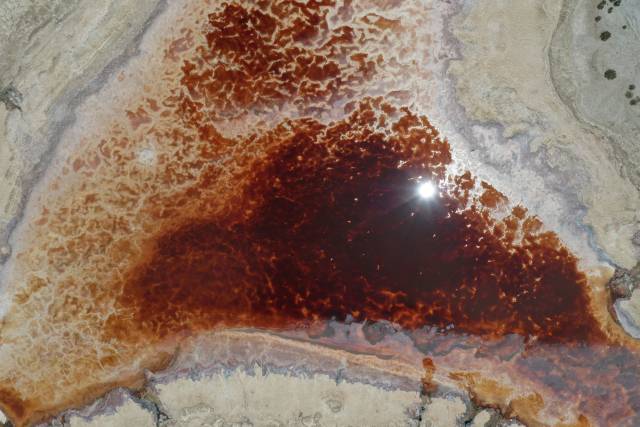 7月4日在美国加利福尼亚州索尔顿城拍摄的几乎蒸发干的河道（航拍照片）。