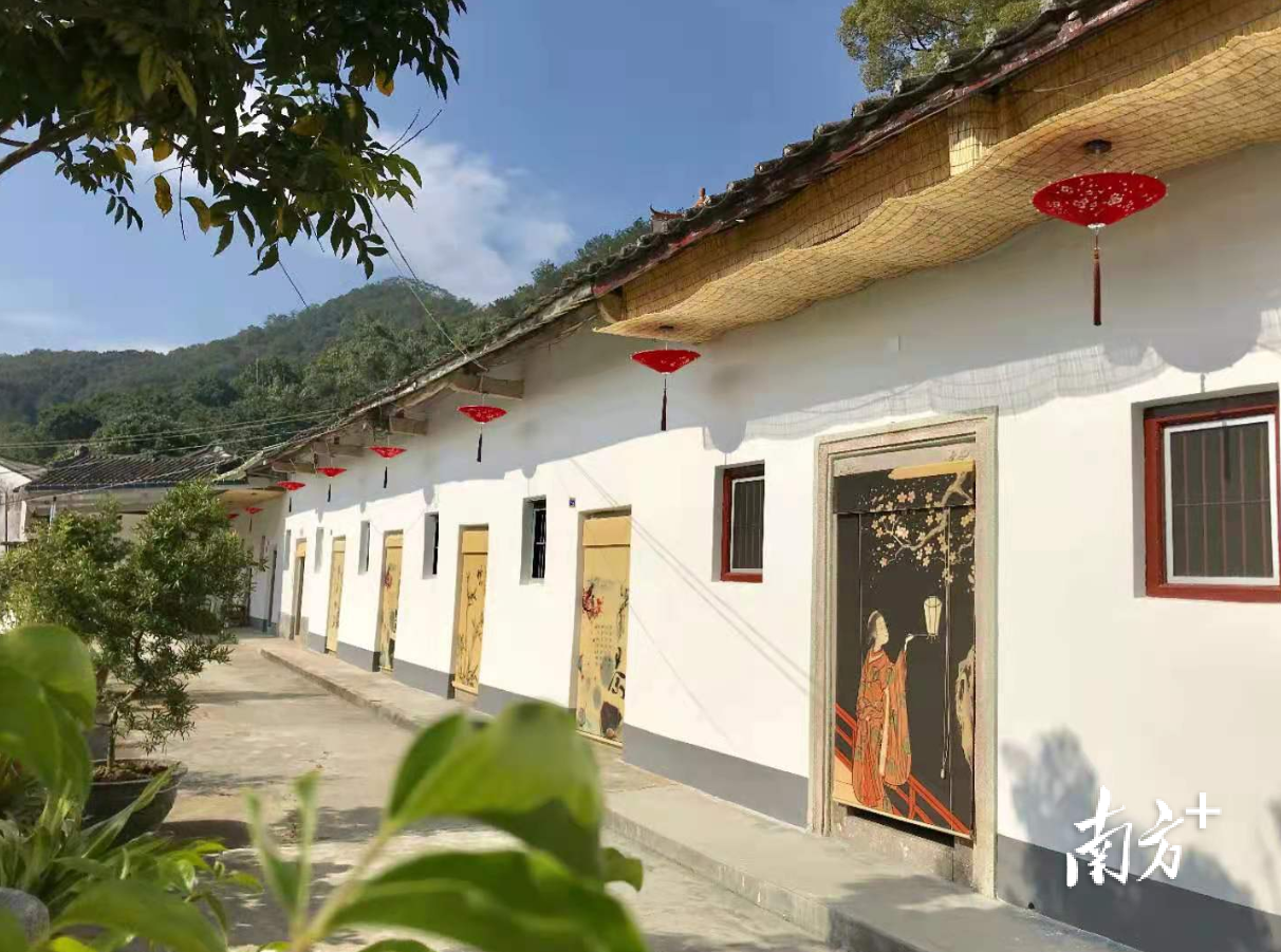 石坑村大路下自然村建设了一批山村民宿客栈。受访者供图