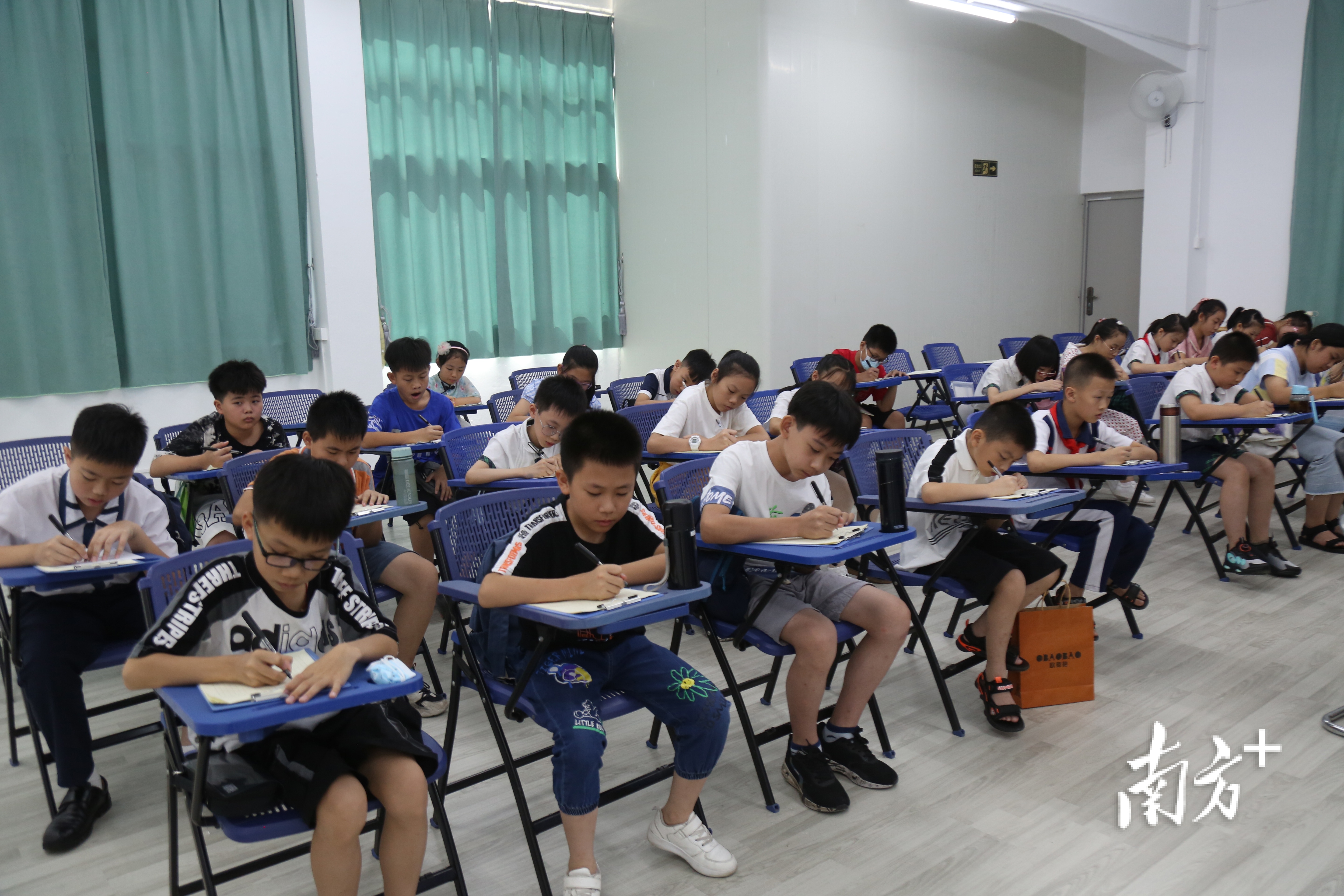 本次选拔比赛通过面试与笔试相结合的形式开展。 本次选拔比赛通过面试与笔试相结合的形式开展。