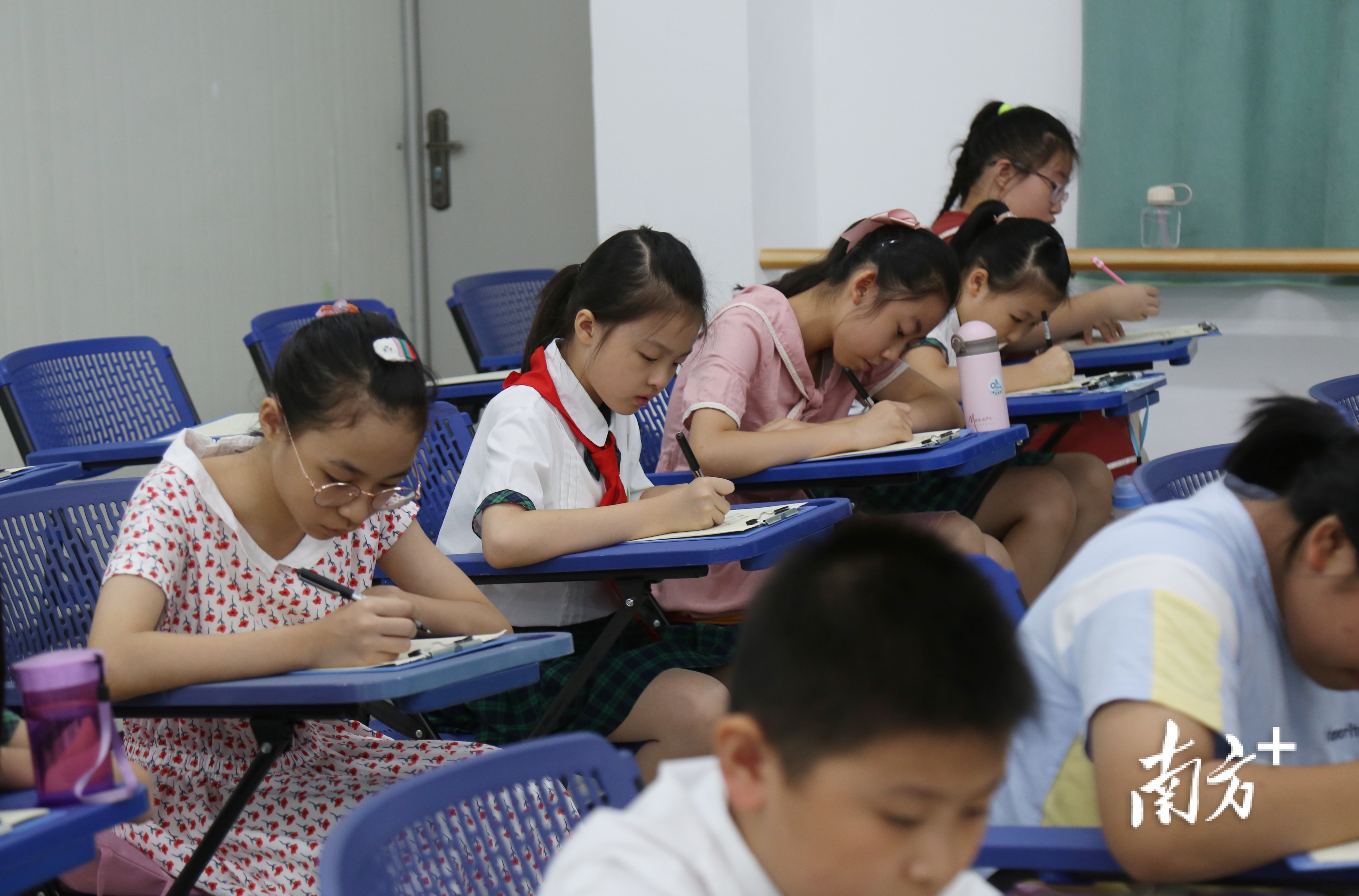 选手们奋笔直书。