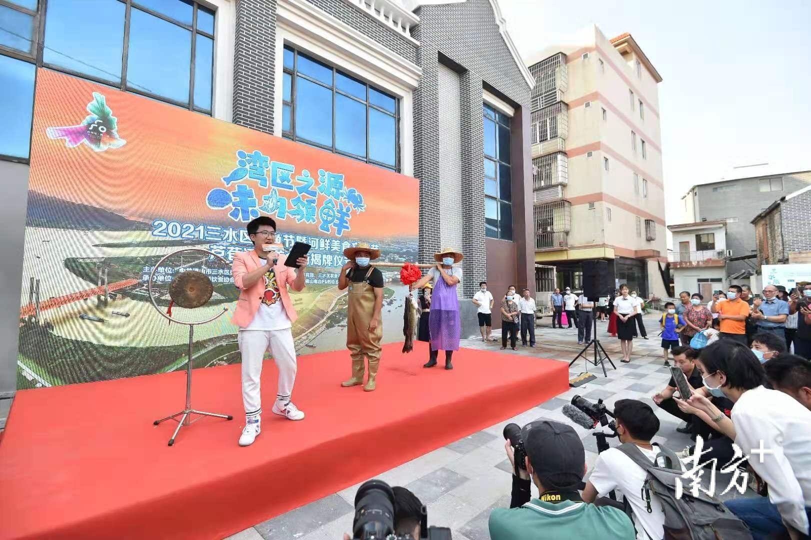 作为启动仪式的精彩环节,头鱼拍卖活动收到市民、商家热捧。