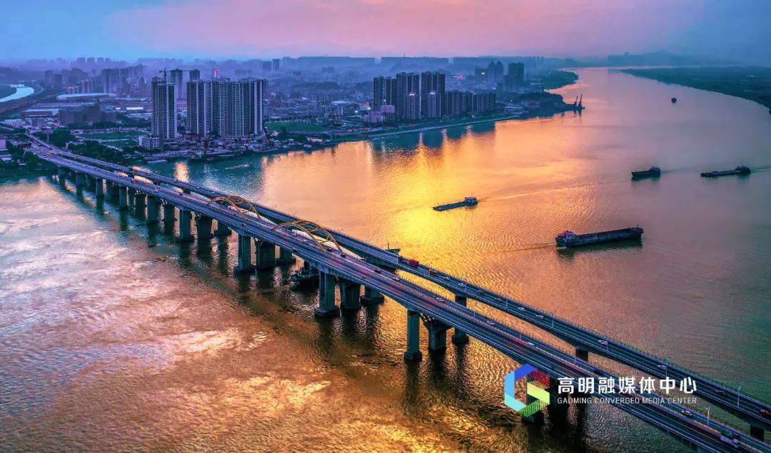 飞跃西江。冯星摄 飞跃西江。冯星摄