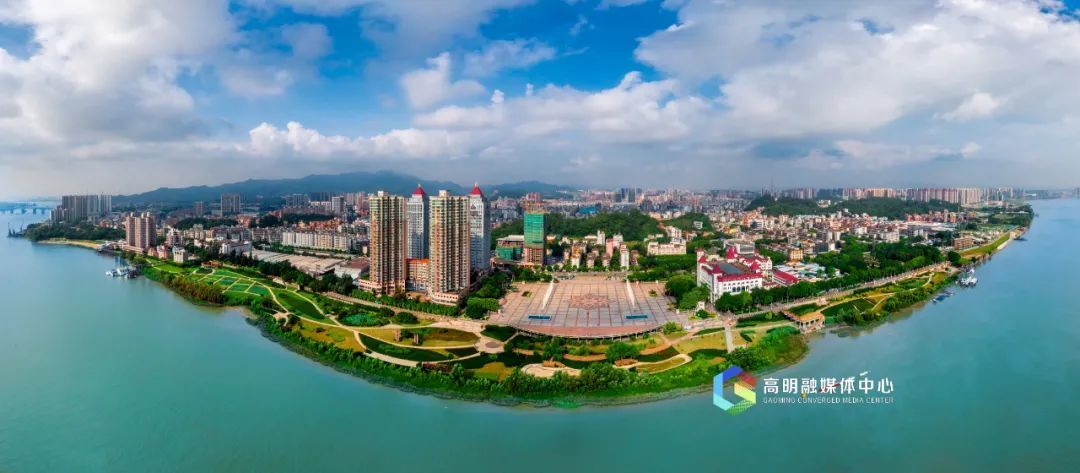 蓝天白云碧水,生态之城。谭杰才摄 蓝天白云碧水,生态之城。谭杰才摄