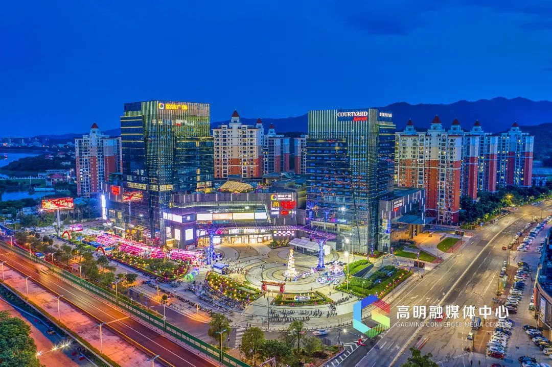 华灯初上。谭颂江摄 华灯初上。谭颂江摄