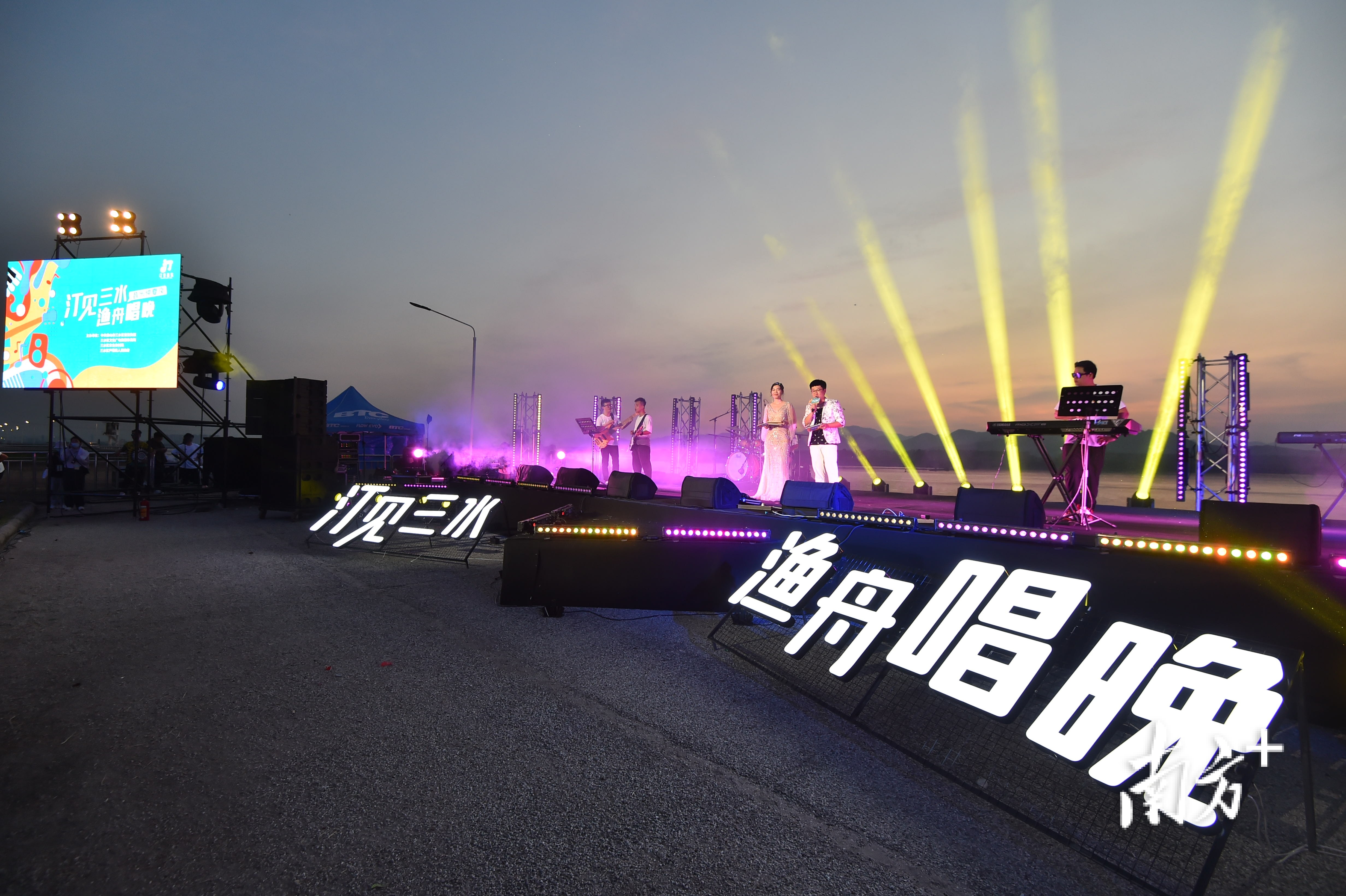 “汀见三水 渔舟唱晚”音乐仲夏夜活动利用佛山岭南水乡河网水体密布的景观特色,以“汀”(即河流、湖畔沿岸的城市文化公共空间)为场地,结合佛山乡村振兴等城市亮点,创设多个“音乐+”场景,为市民提供更具吸引力的亲水文化体验,塑造城市外宣品牌。