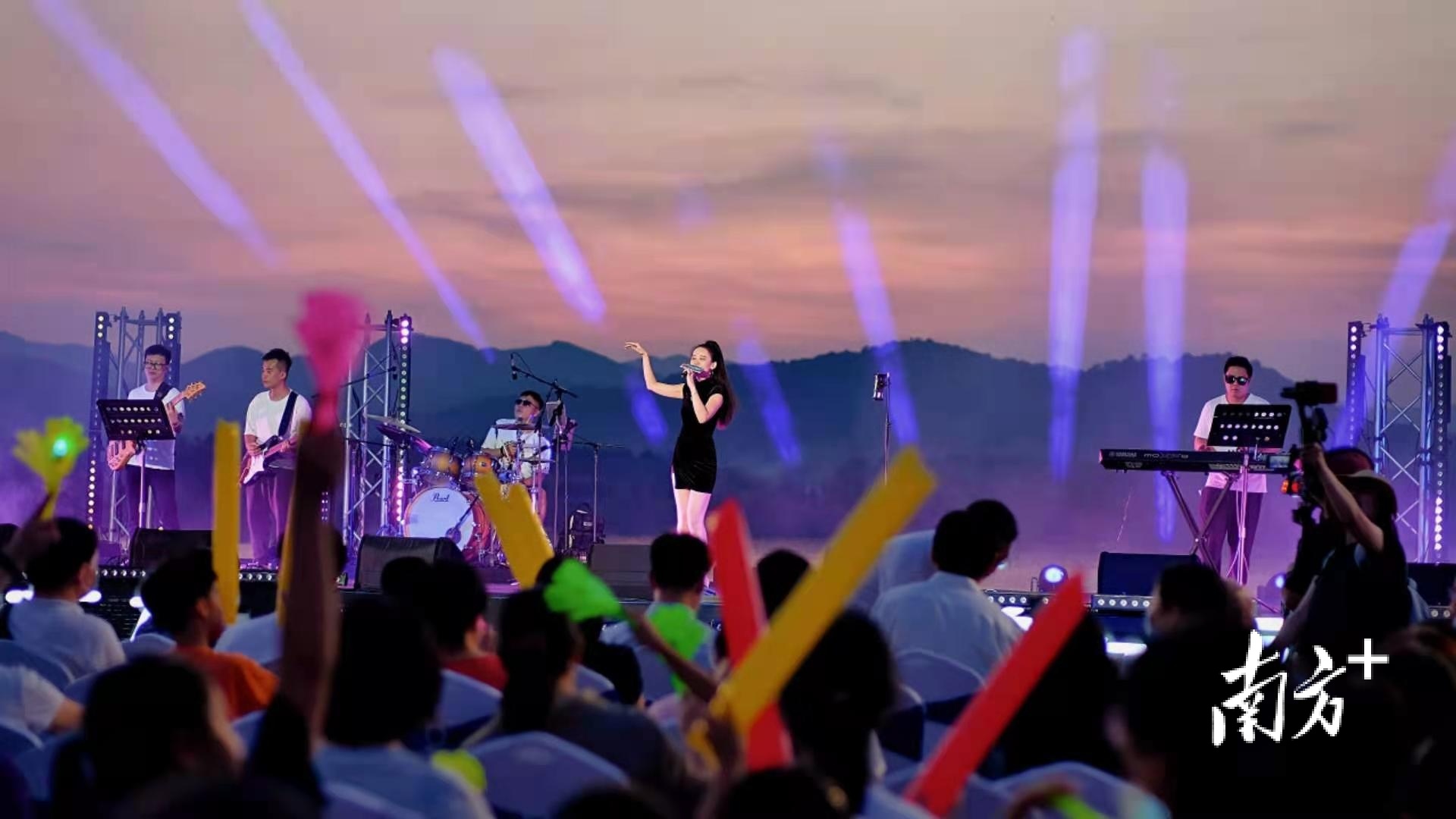 “汀见三水,渔舟唱晚”音乐仲夏夜以芦苞夕影、夏夜凉风、月满三江等为主题,广东知名歌手、网红歌手、佛山本土歌手、佛山电台主持人等纷纷登台献唱。