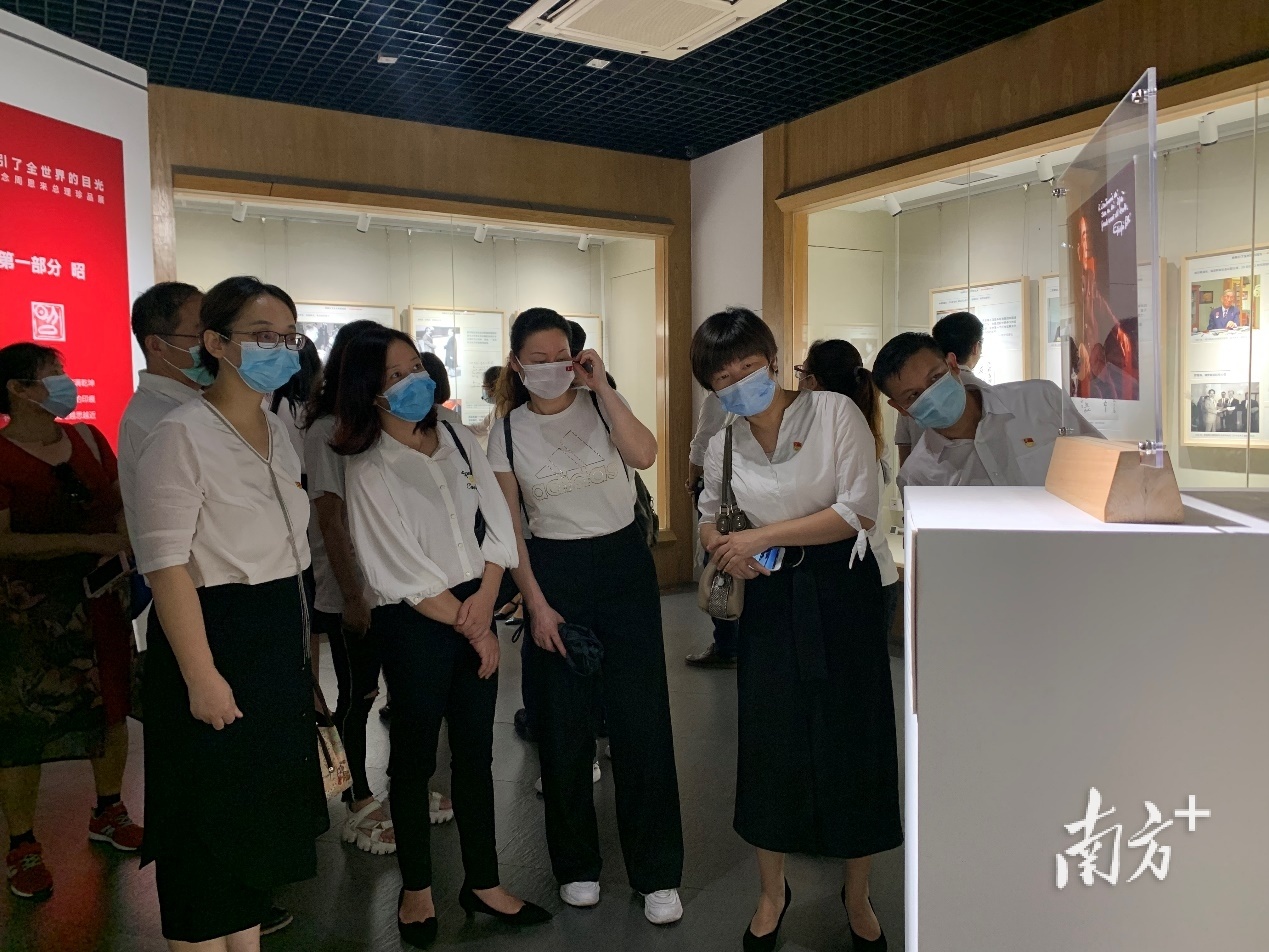 学校师生在观展