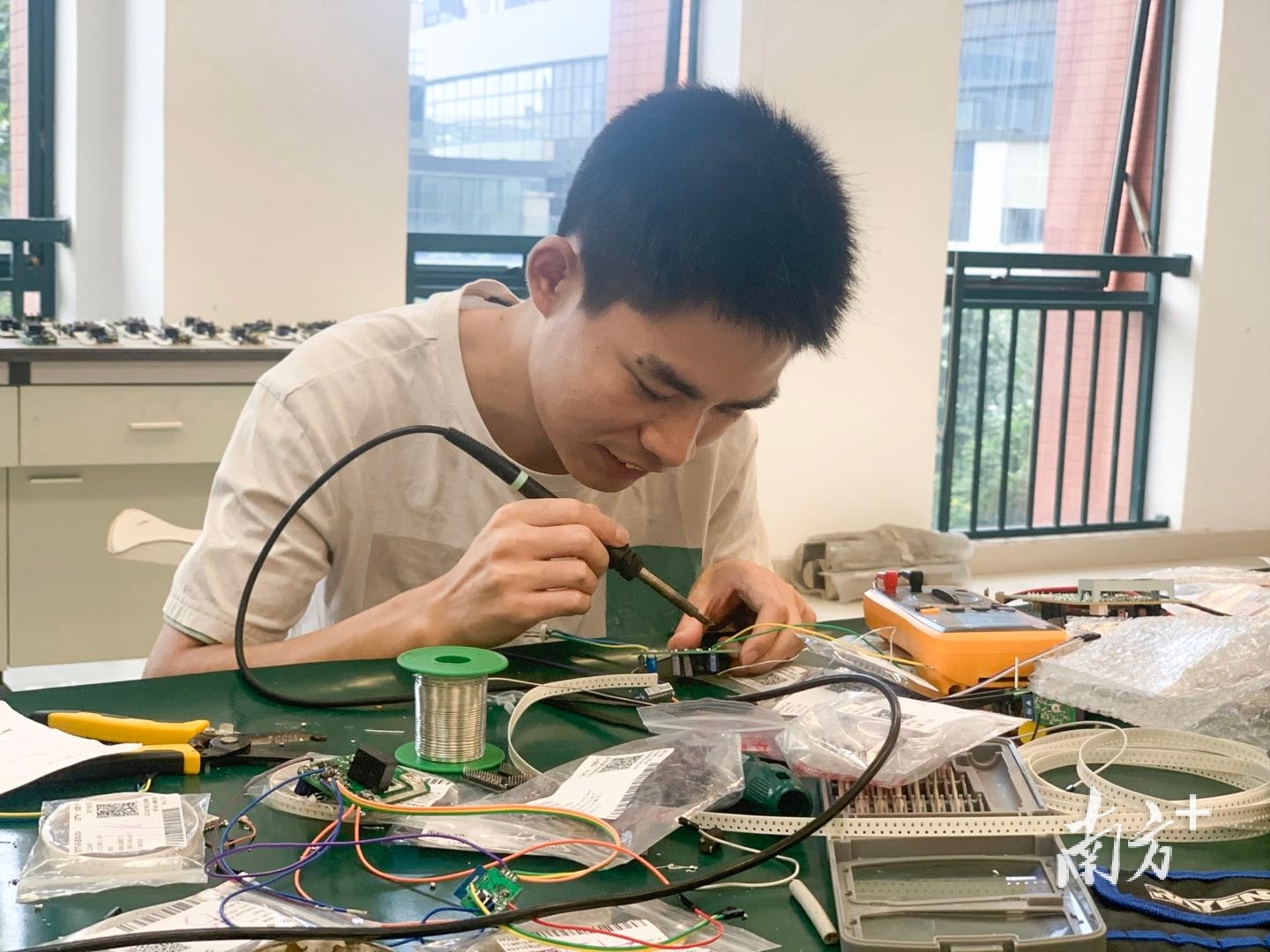 跃昉科技的研发人员正在焊接芯片。受访者供图